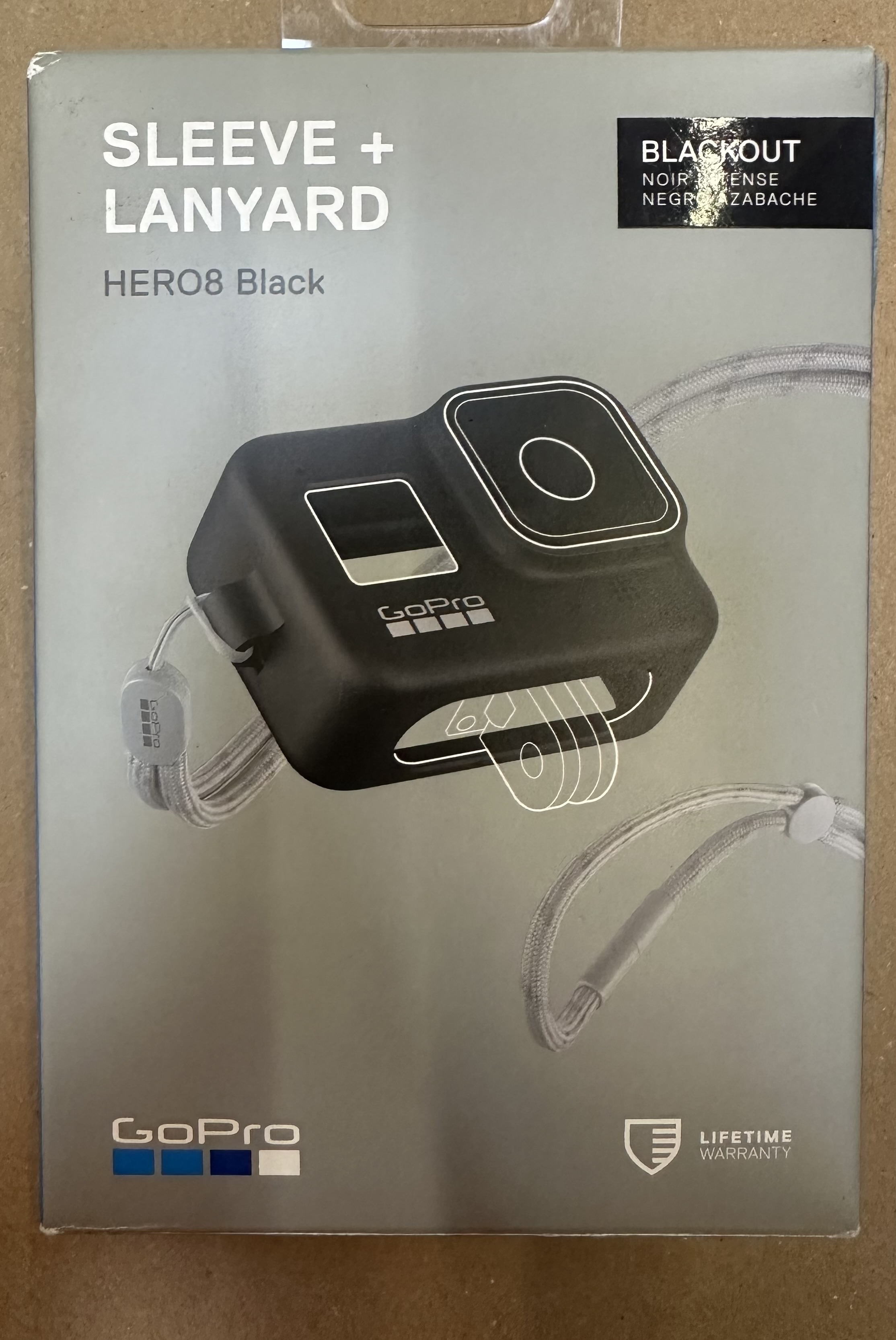 Zestaw kamery GoPro Hero8 Black w opakowaniu. Opakowanie pokazuje kamerę w ochronnym etui.