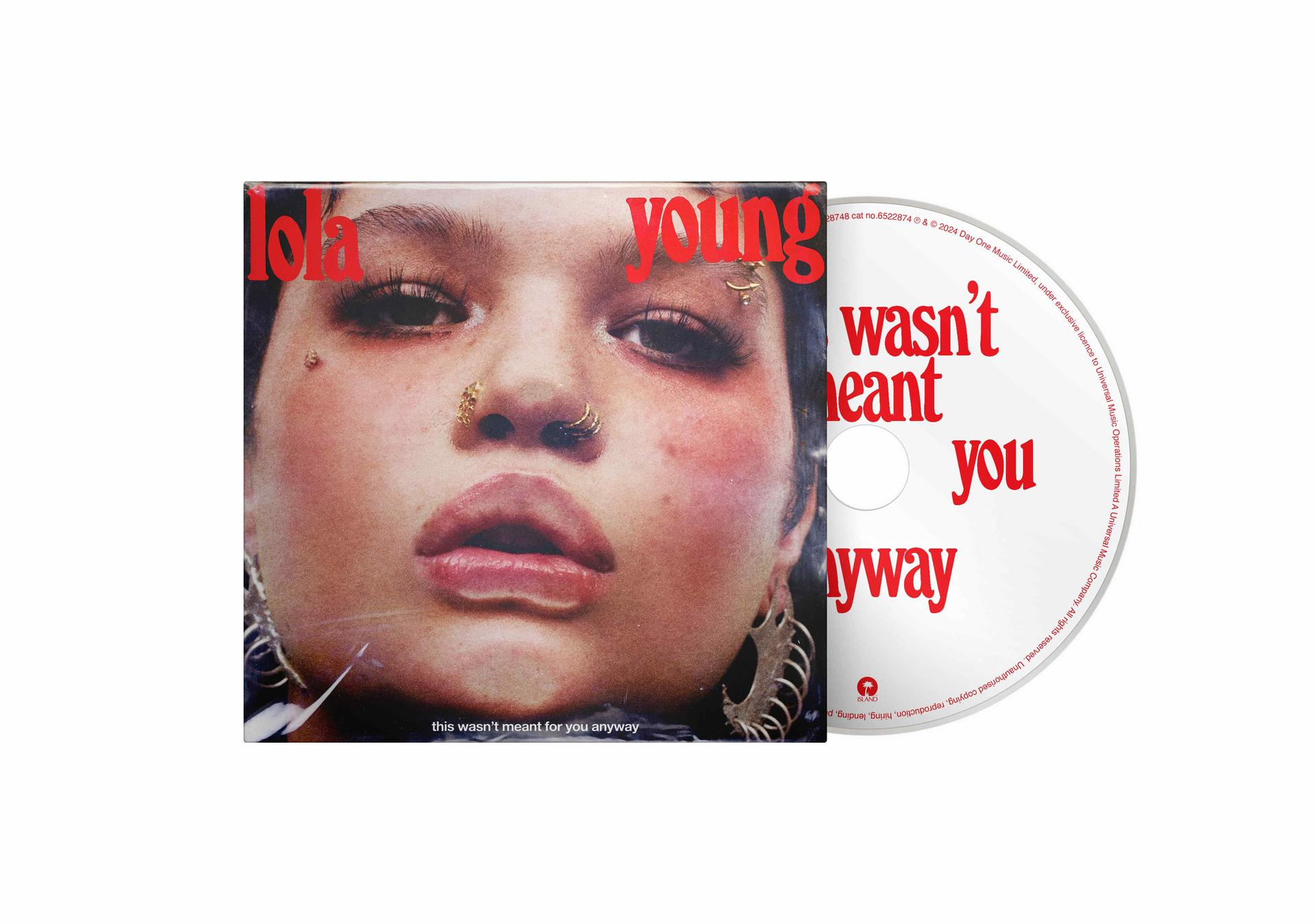 Albumcover mit Frauenporträt und Schriftzug „Lola Young“. Rechts ist eine CD sichtbar.
