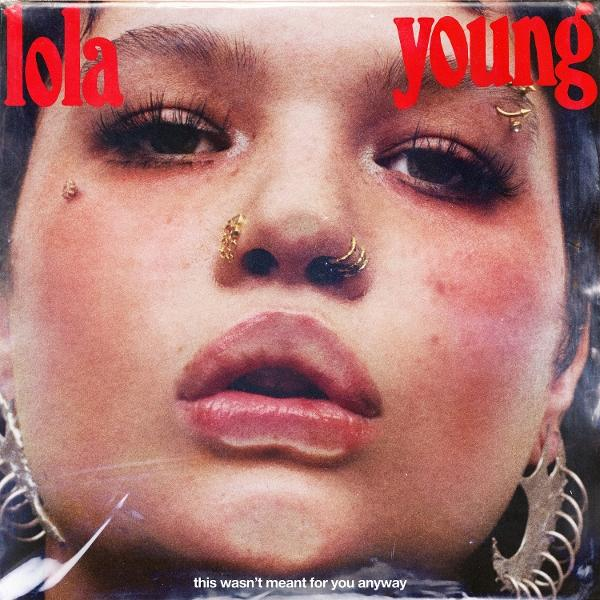 Nahaufnahme des Gesichts einer jungen Frau. Roter Text 'Lola Young' und Albumtitel sichtbar.