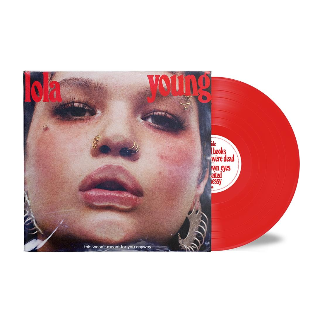 Albumcover mit Frauenporträt, „Lola Young“ und roter Vinyl-Schallplatte rechts.