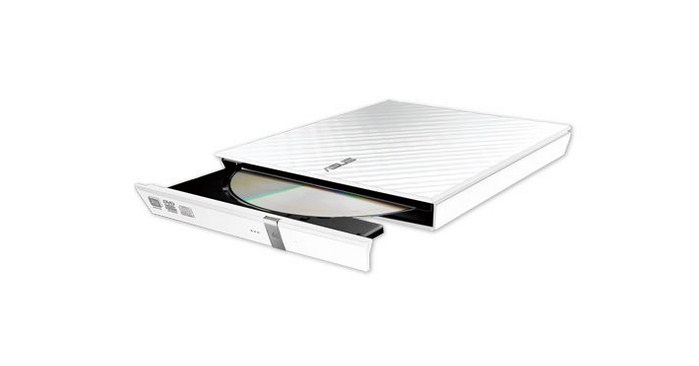 Weißes ASUS DVD-Laufwerk mit geöffnetem Schacht, zeigt eine Disc. Auf weißem Untergrund.