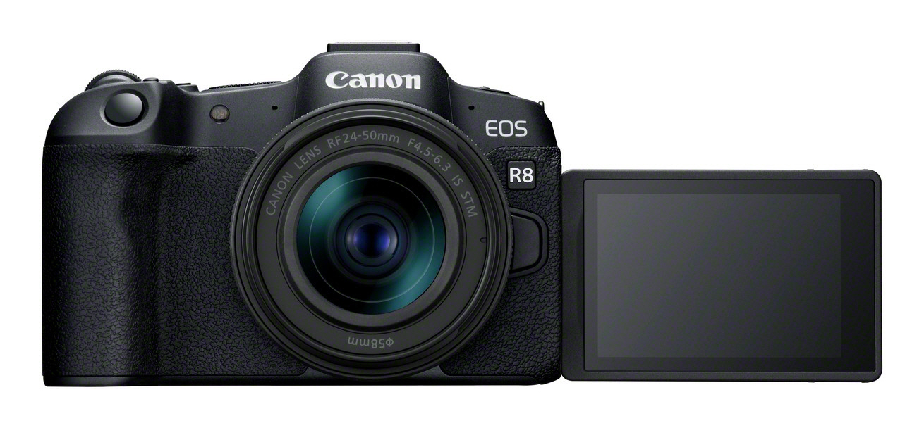 Canon EOS R8 Kamera mit Objektiv und geöffnetem Bildschirm, Frontansicht, isoliert auf Weiß.