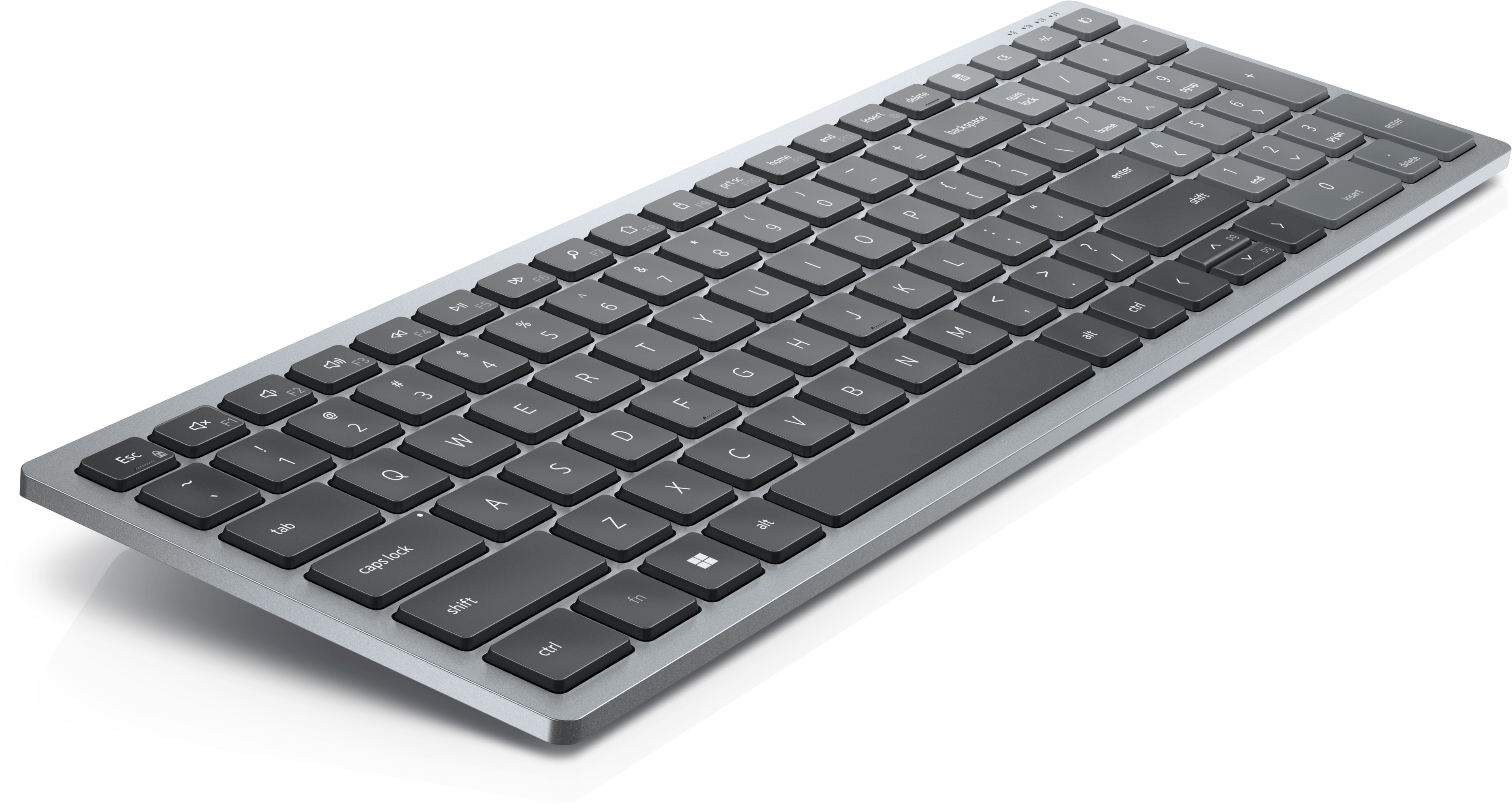 Eine silberne Tastatur mit grauen Tasten und weißen Buchstaben auf weißem Hintergrund. Die Tastatur ist schräg.
