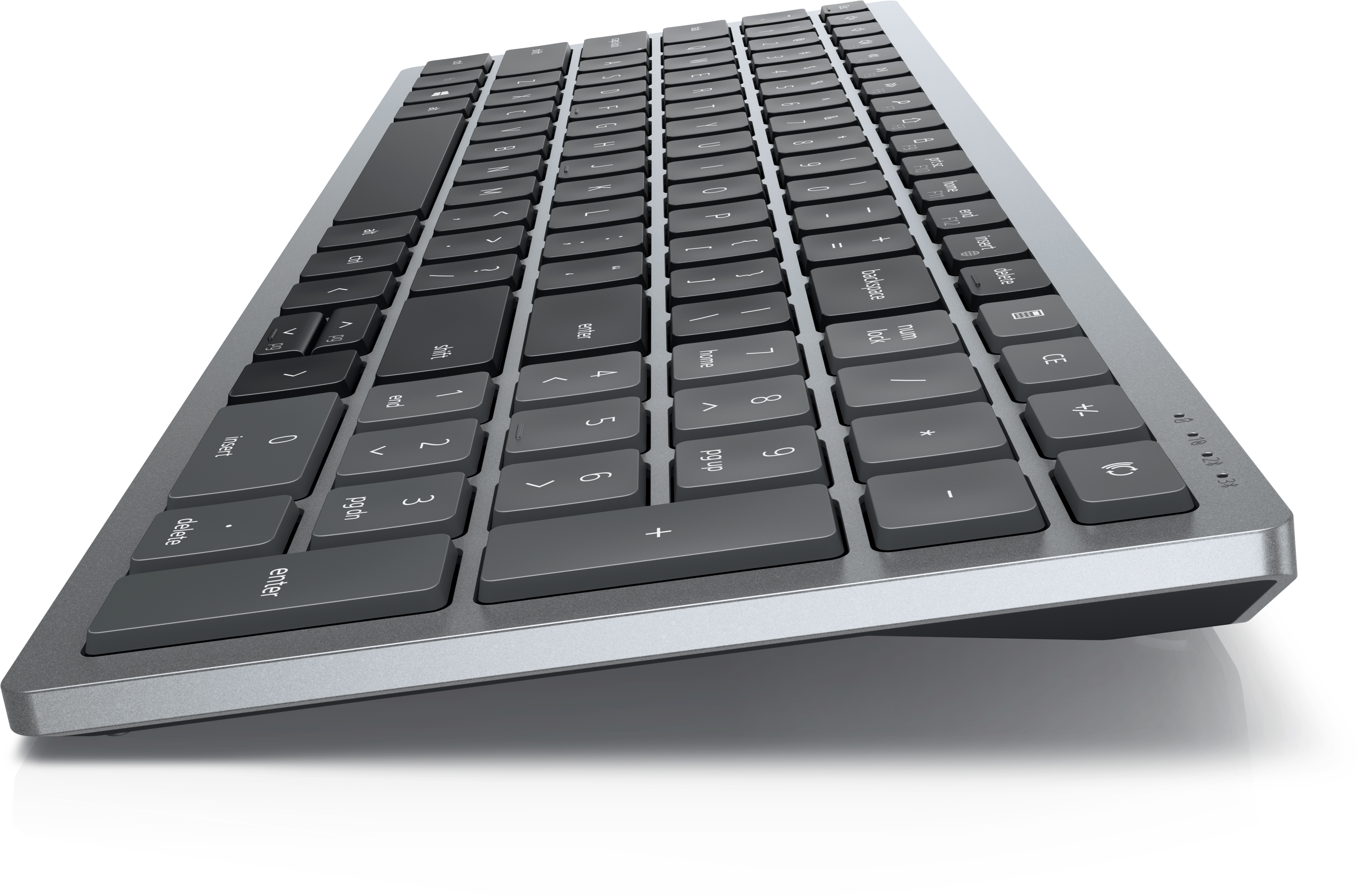 Eine graue Tastatur mit schwarzen Tasten ist nach oben abgewinkelt. Die Tasten haben weiße Buchstaben und Symbole. Der Hintergrund ist weiß.