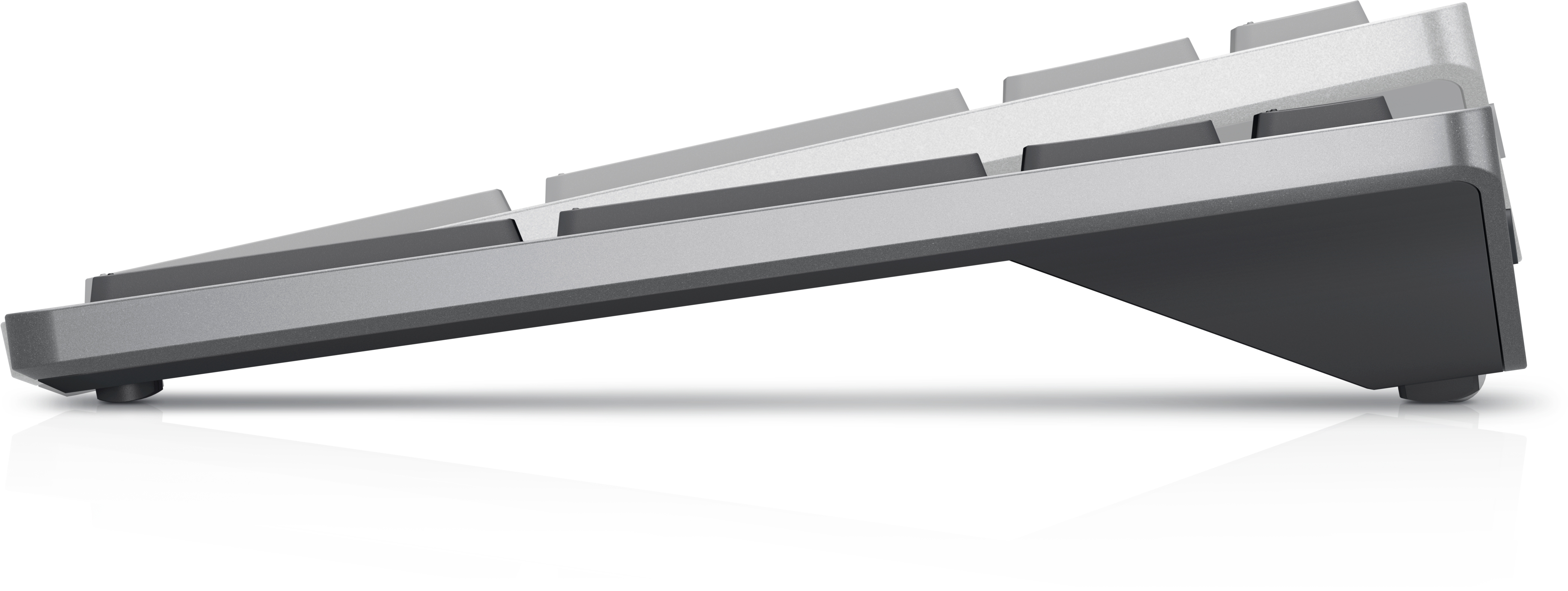 Seitenansicht einer silbernen Tastatur. Oben sind Tasten zu sehen. Die Tastatur ist nach oben abgewinkelt.