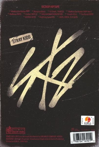 Schwarzes Albumcover mit weißem Text, darunter „Stray Kids“ und Titeln. Dunkler Hintergrund mit Grunge-Effekt.