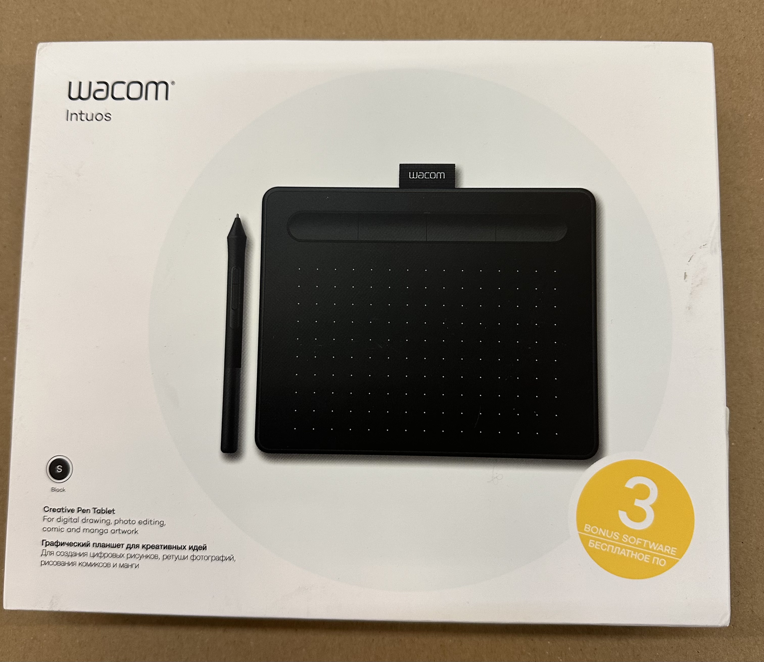Tablet do rysowania Wacom Intuos w pudełku, z piórem i informacjami o bonusowym oprogramowaniu.