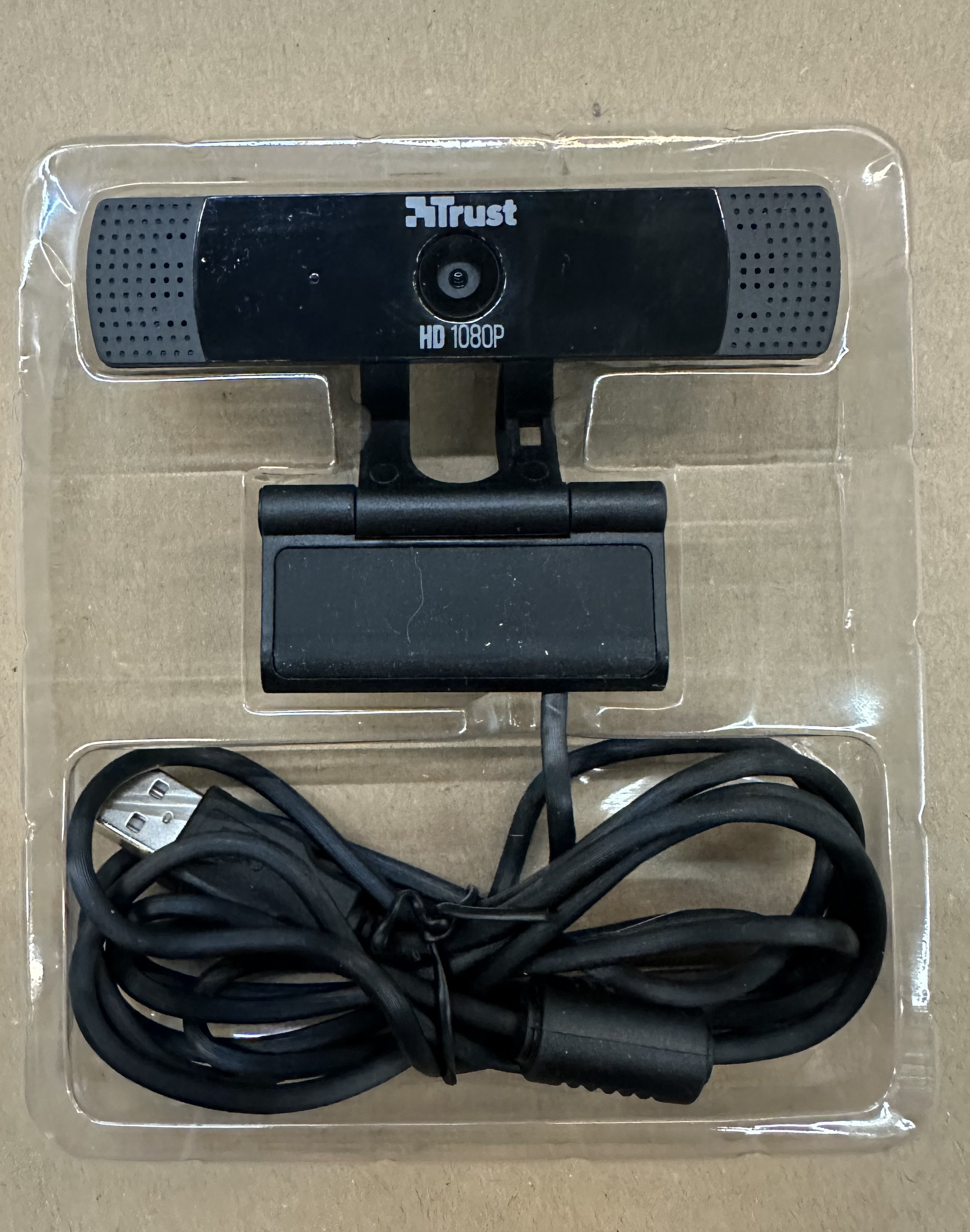 Kamera internetowa Trust HD 1080P w plastikowym etui, z kablem USB.