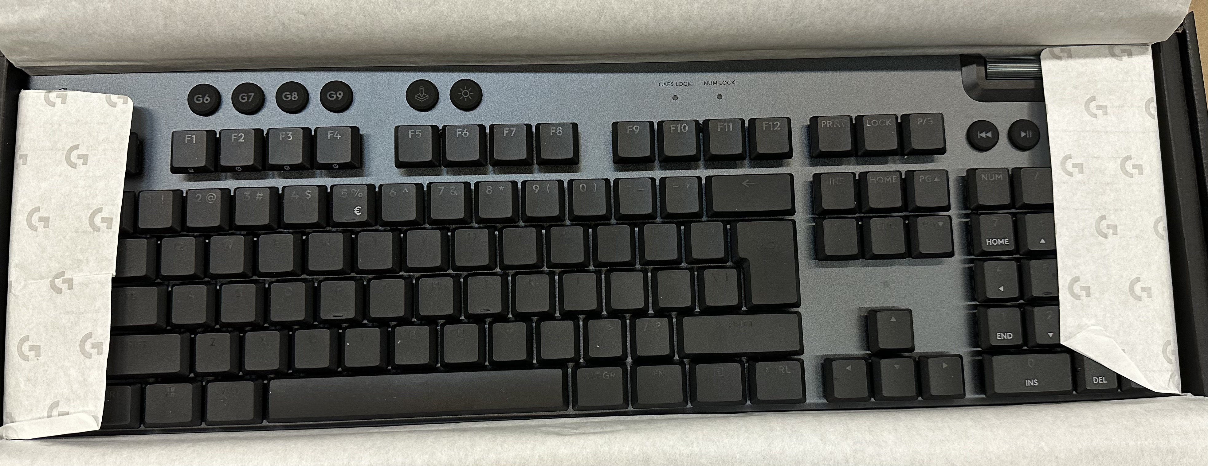Czarna klawiatura Logitech w opakowaniu.