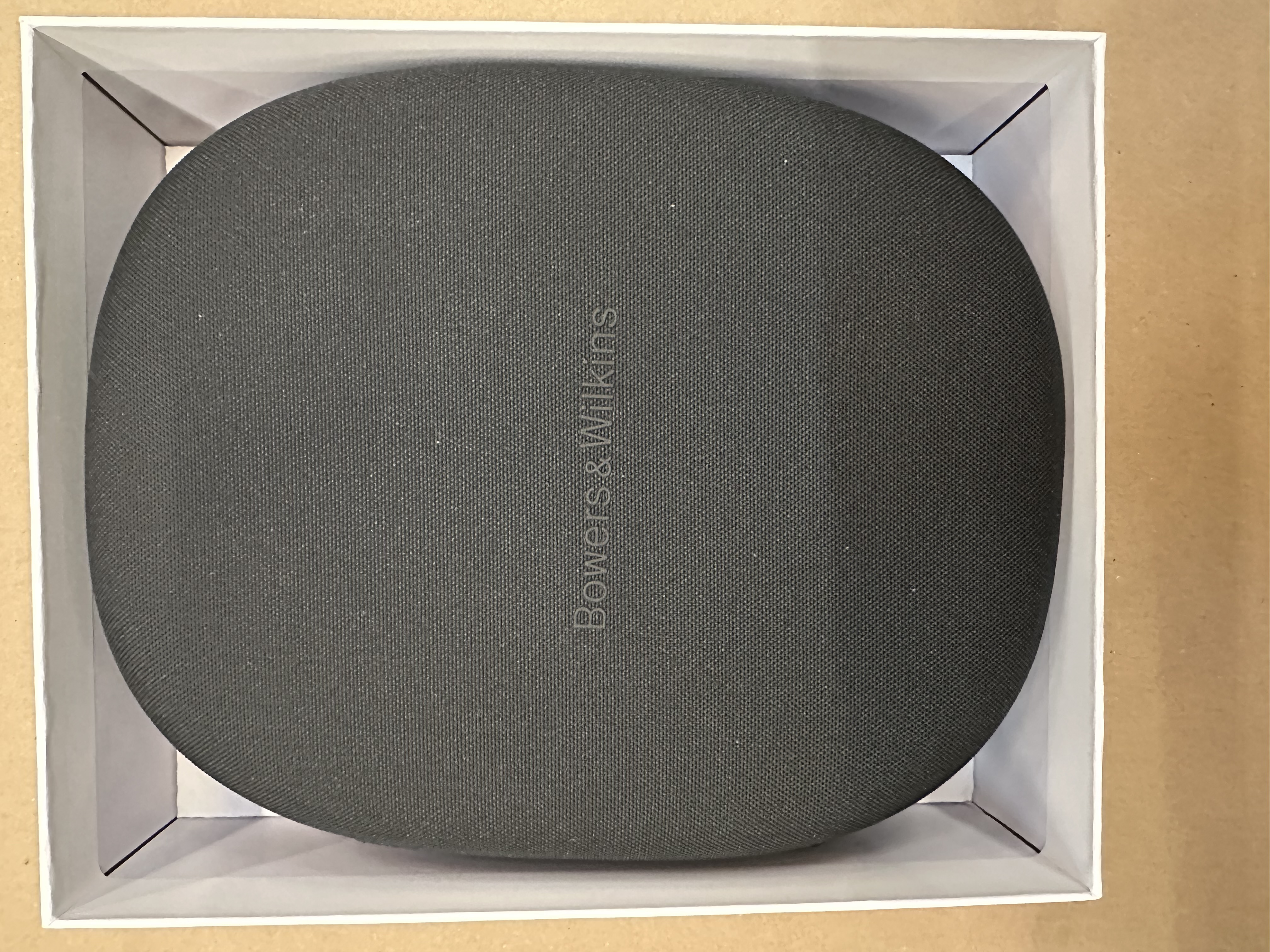 Etui na słuchawki. Na górze nadrukowano słowa Bowers & Wilkins.
