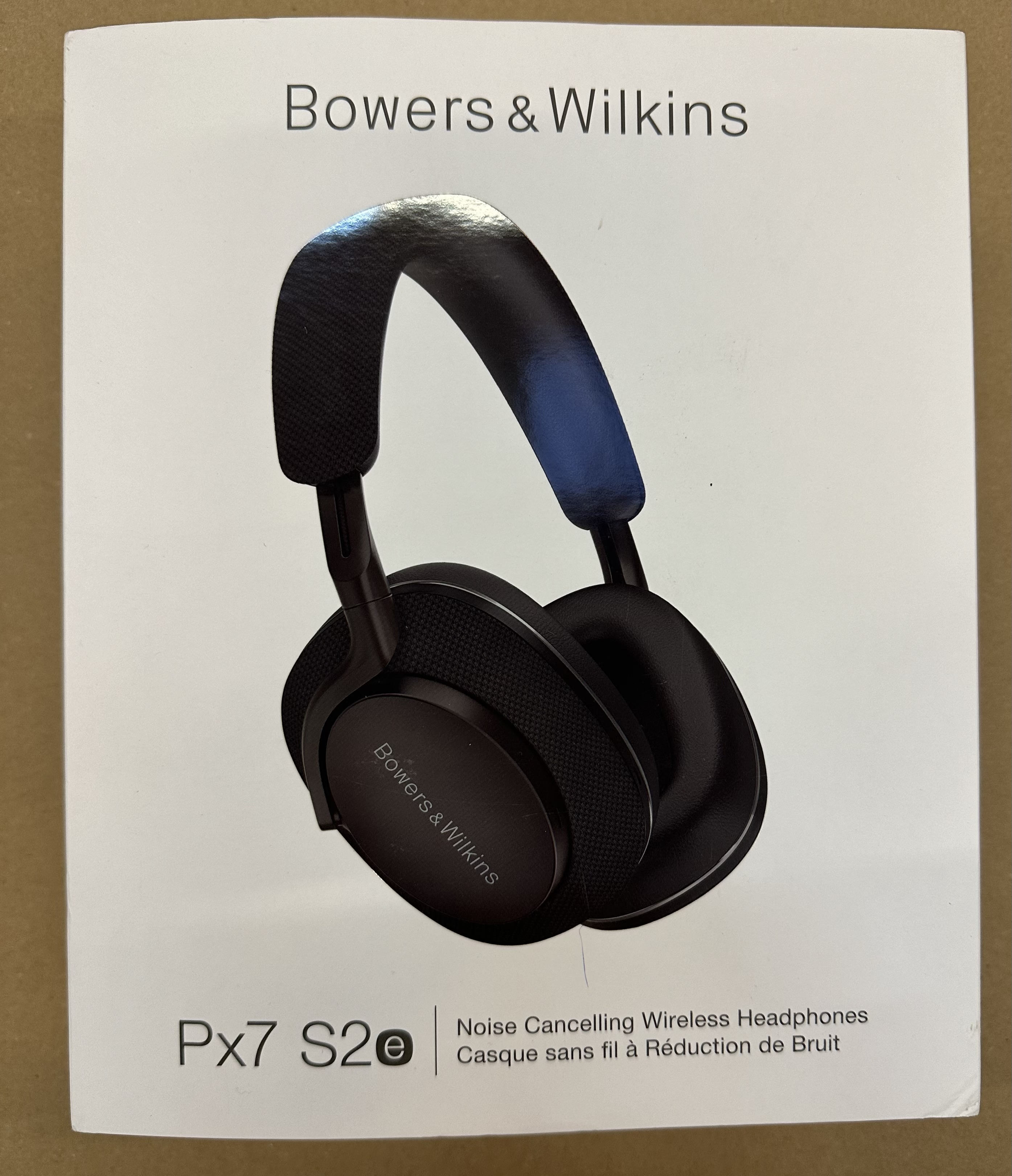 Pudełko ze słuchawkami Bowers & Wilkins i napisem 'P x 7 S2e'.