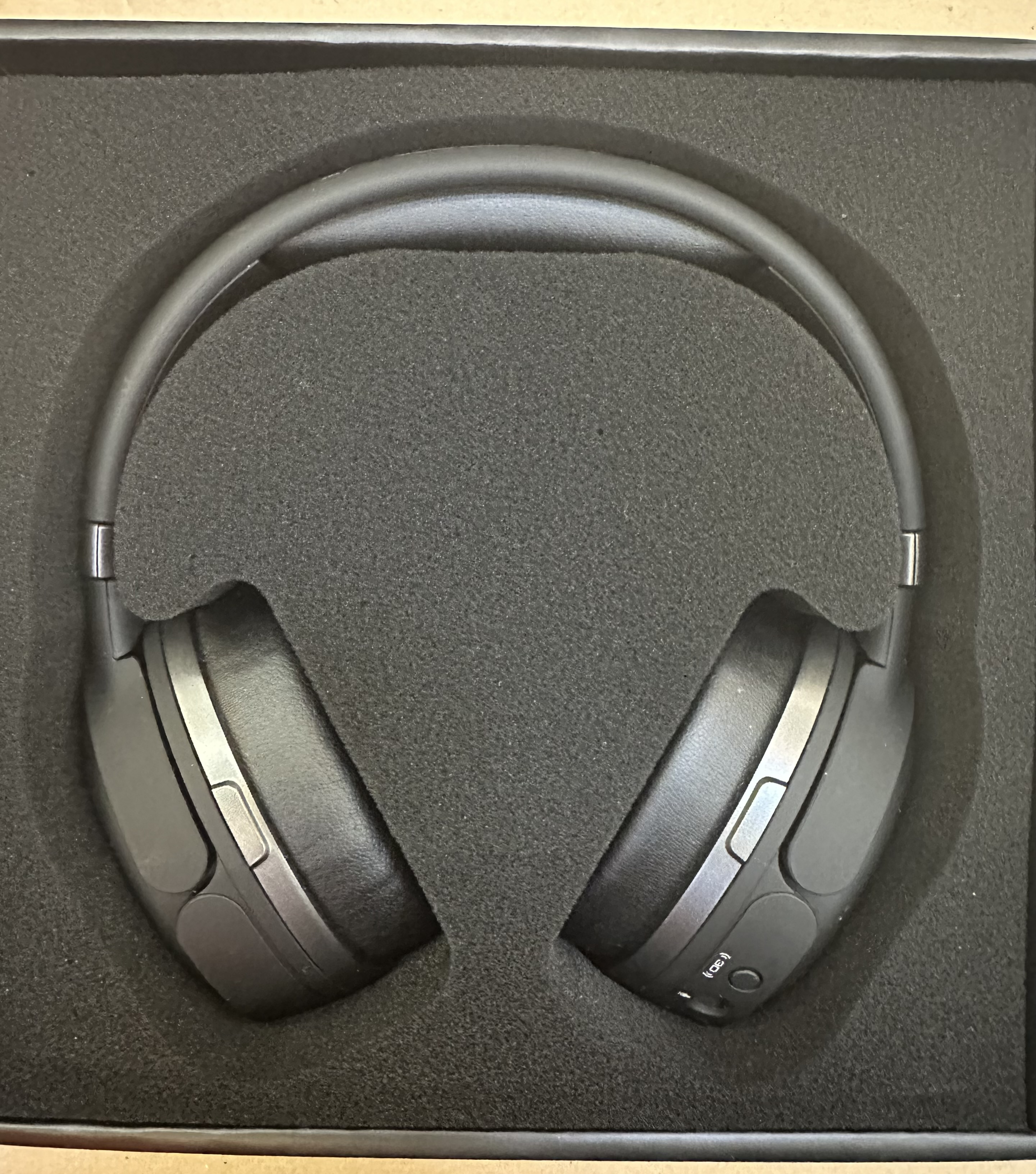 Rysunek techniczny z wymiarami i częściami piekarnika do zabudowy.