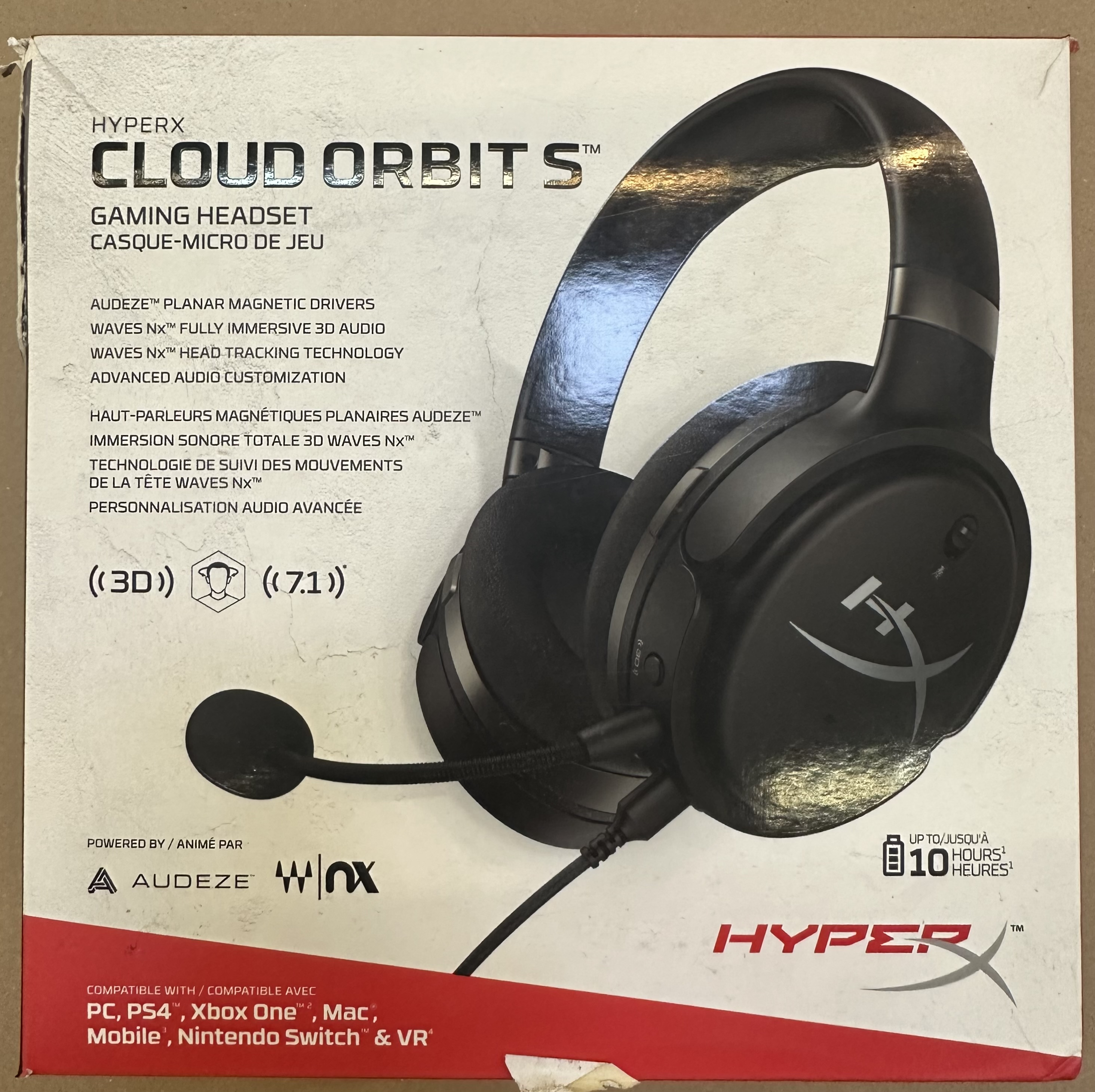 Pudełko ze słuchawkami. Białe tło, czarne słuchawki, HyperX Cloud Orbit S.