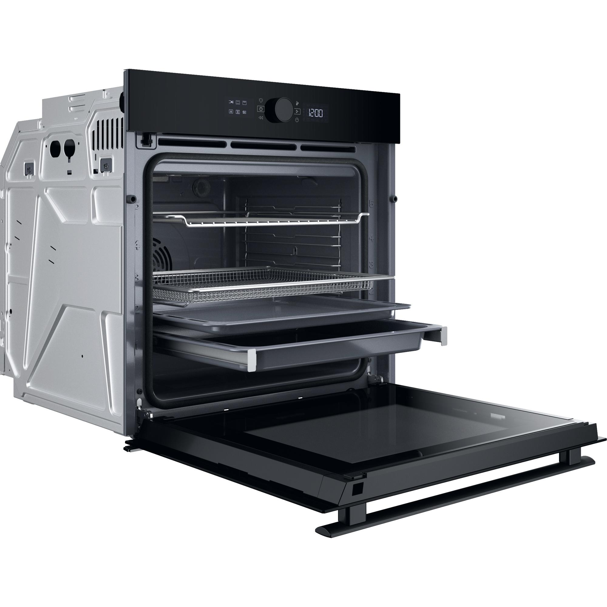 Schwarzer Ofen mit offener Tür. Zeigt Ofenroste, Tabletts und einen Ventilator. Die Uhrzeit wird angezeigt.