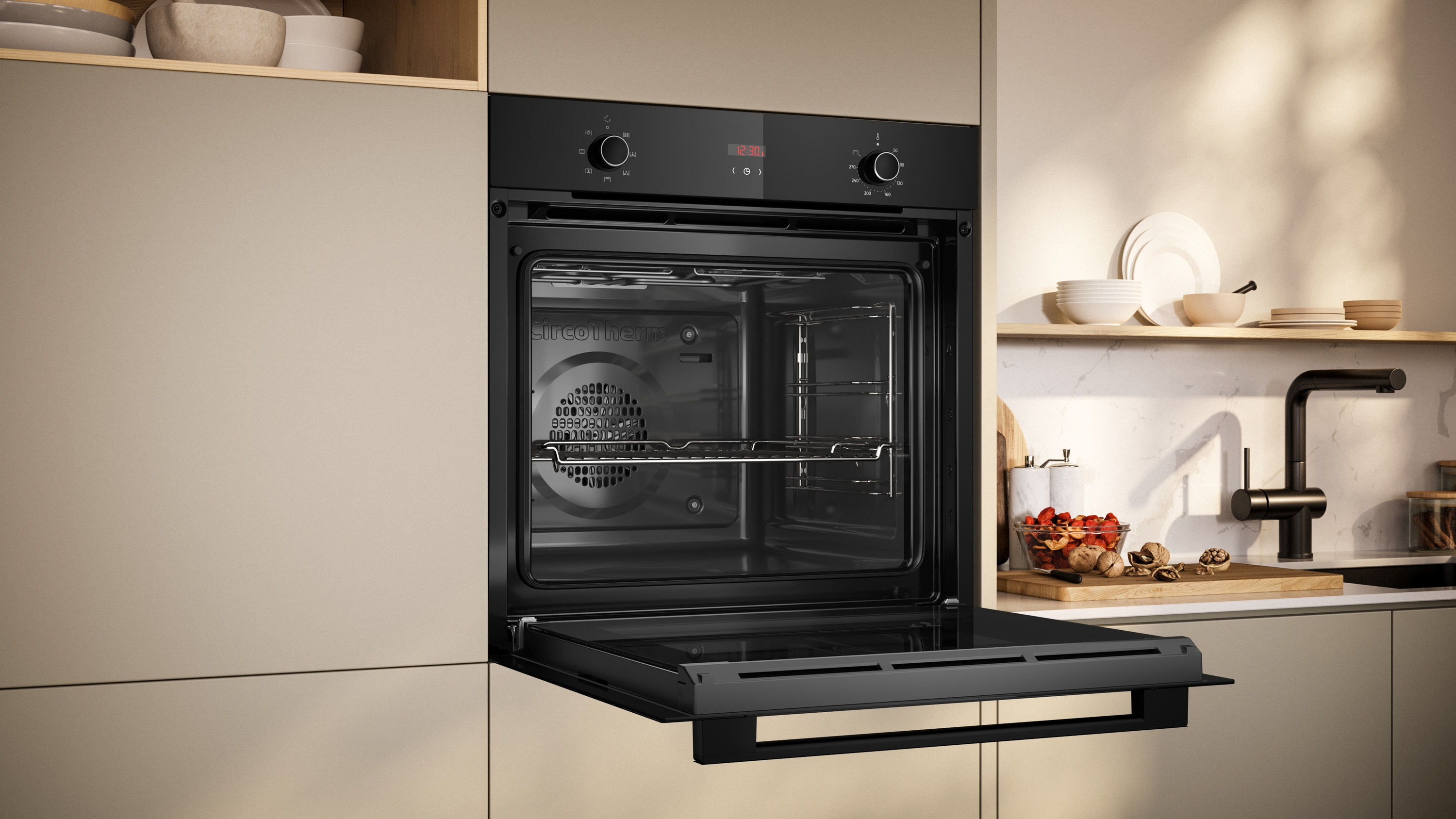 Backofen in moderner Küche, Tür offen. Bedienelemente und Display oben. Hintergrund mit Regalen und Utensilien.