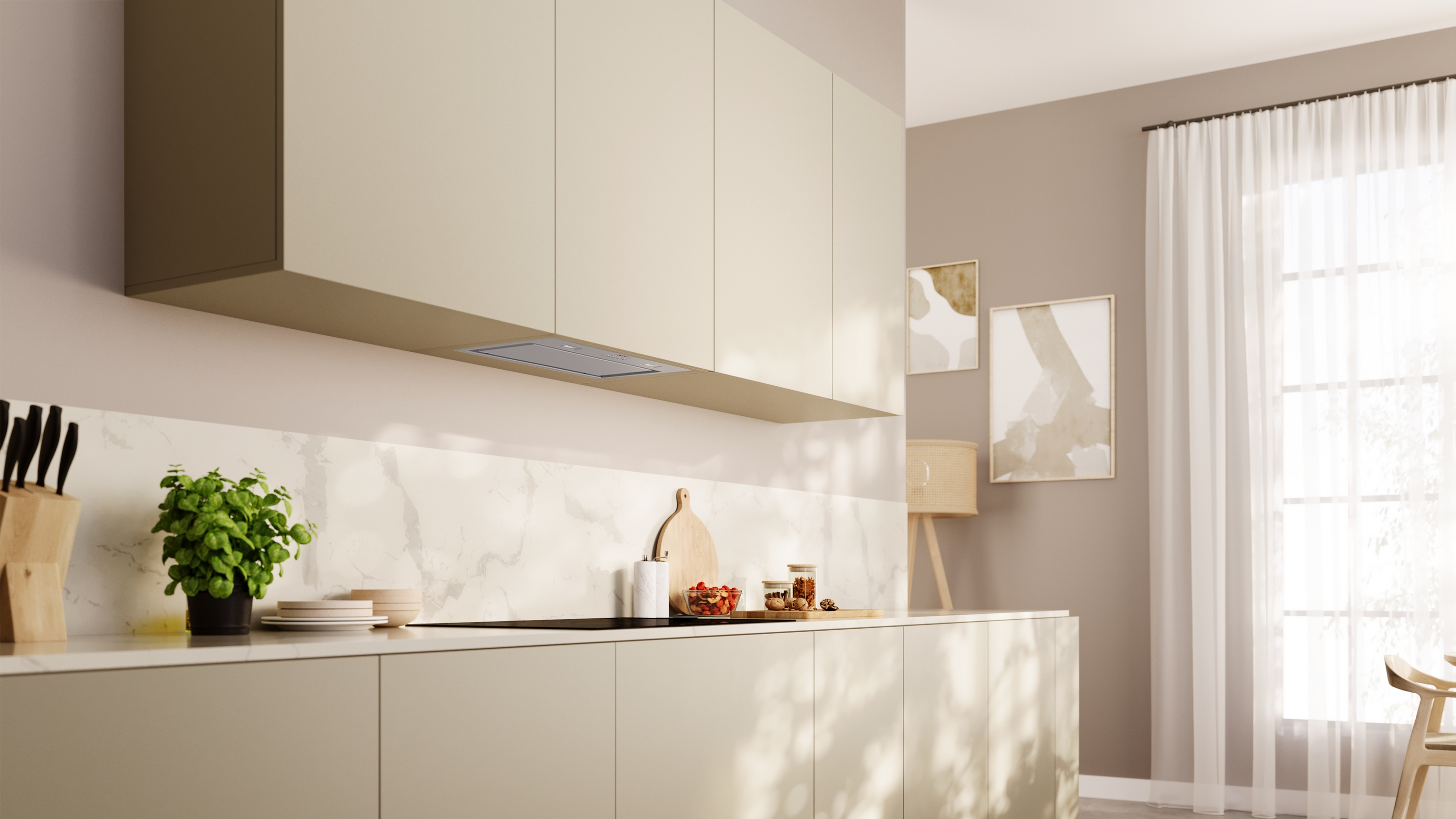 Moderne Küche mit Schränken, Dunstabzugshaube und Deko. Marmorrückwand und Pflanze.