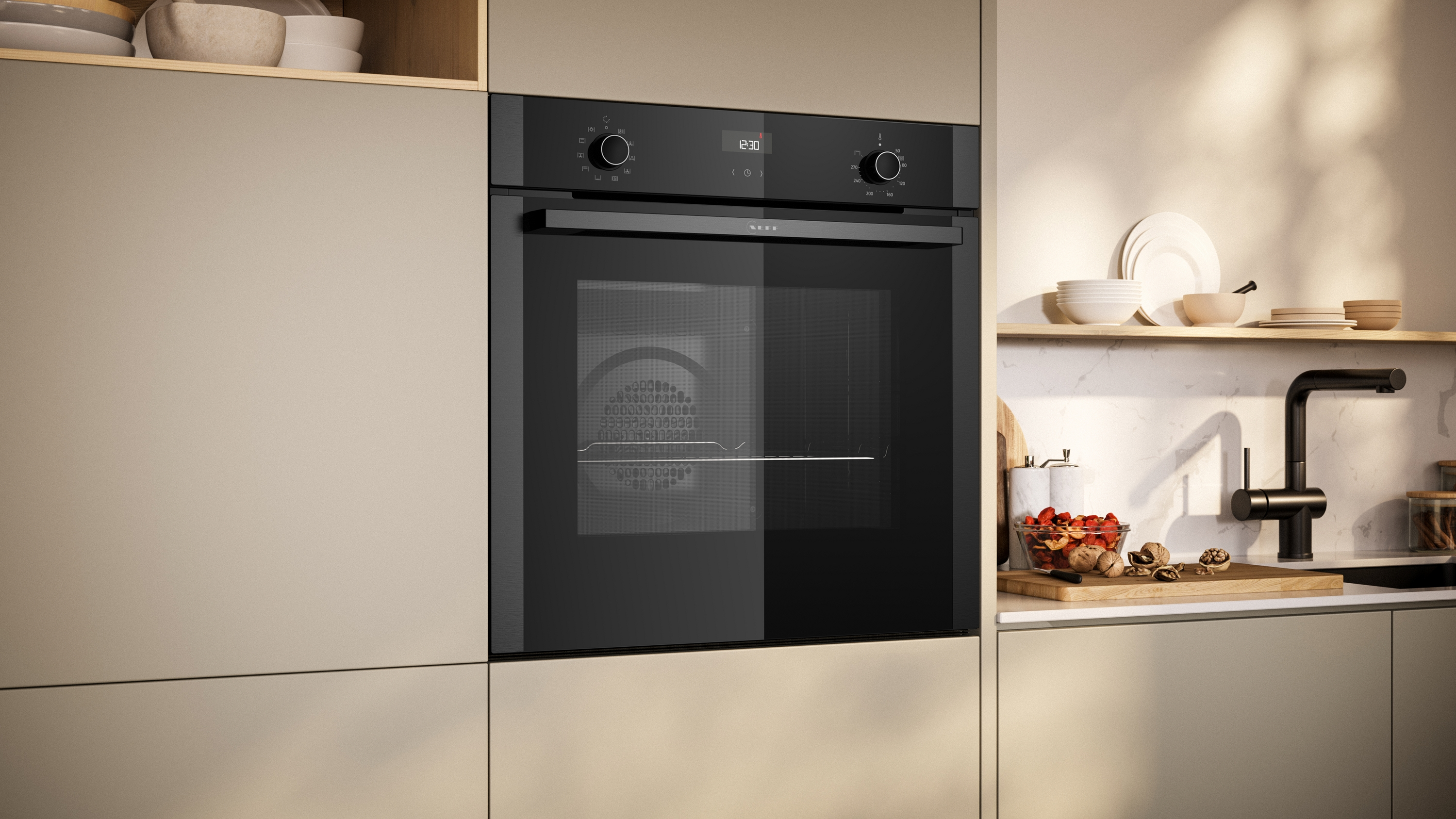 Schwarzer Backofen in einem beigefarbenen Küchenschrank. Bedienelemente und Display sichtbar.
