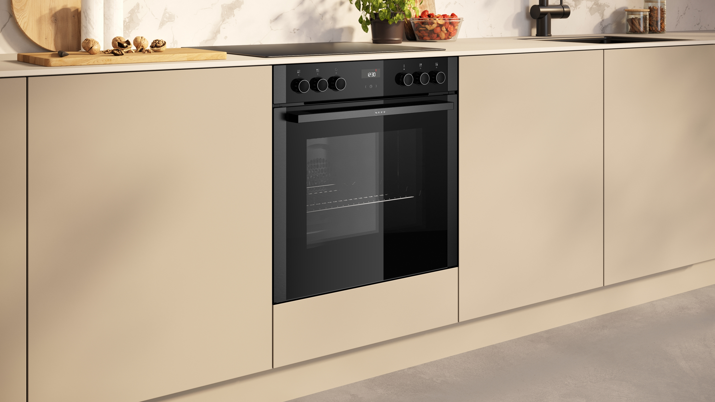 Moderne Küche mit Einbaubackofen. Schwarzer Backofen mit Display und Bedienelementen.