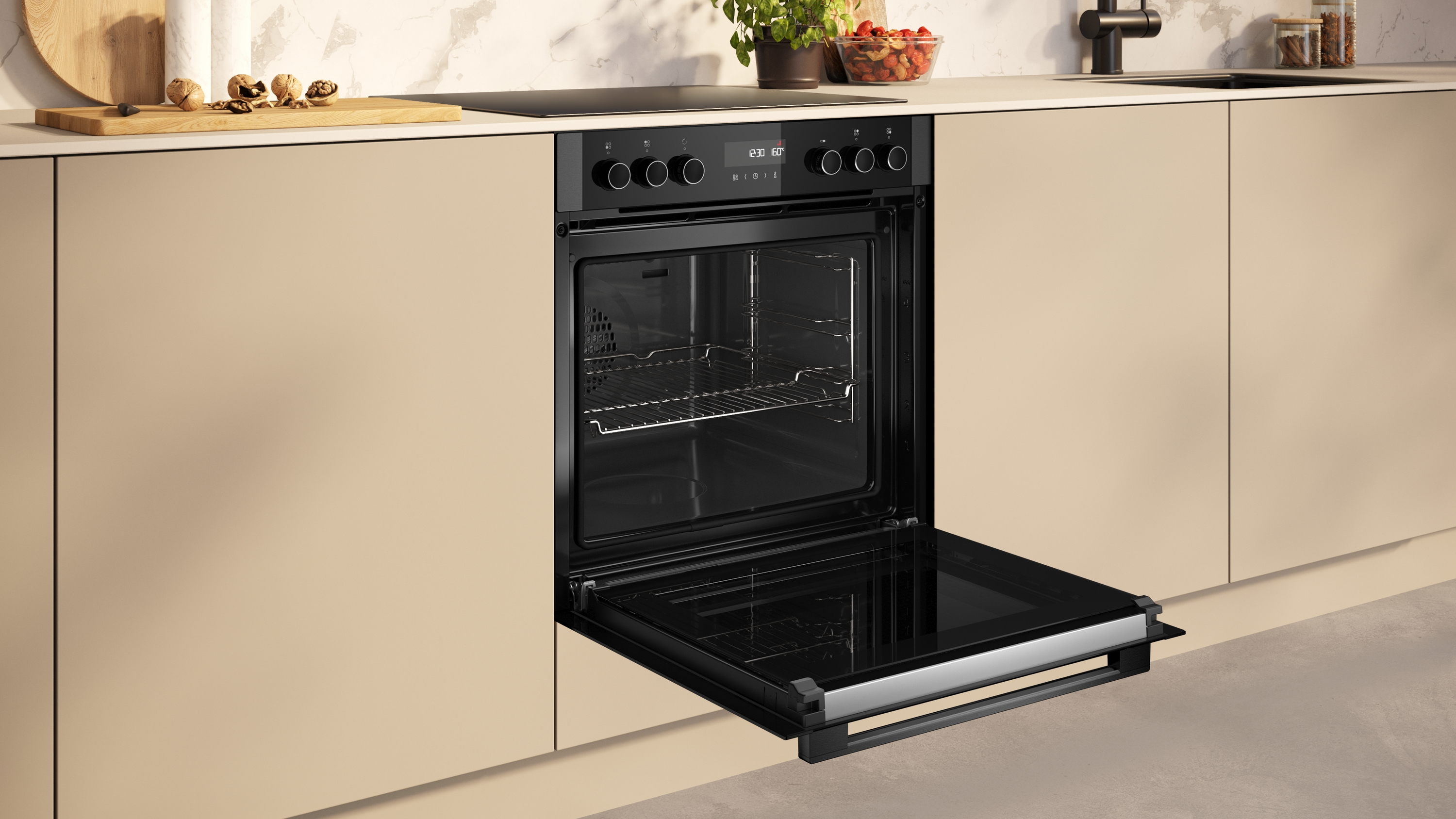 Backofen in beiger Küche, Tür offen. Oberseite mit Bedienelementen und Display. Hintergrund mit Küchenartikeln.