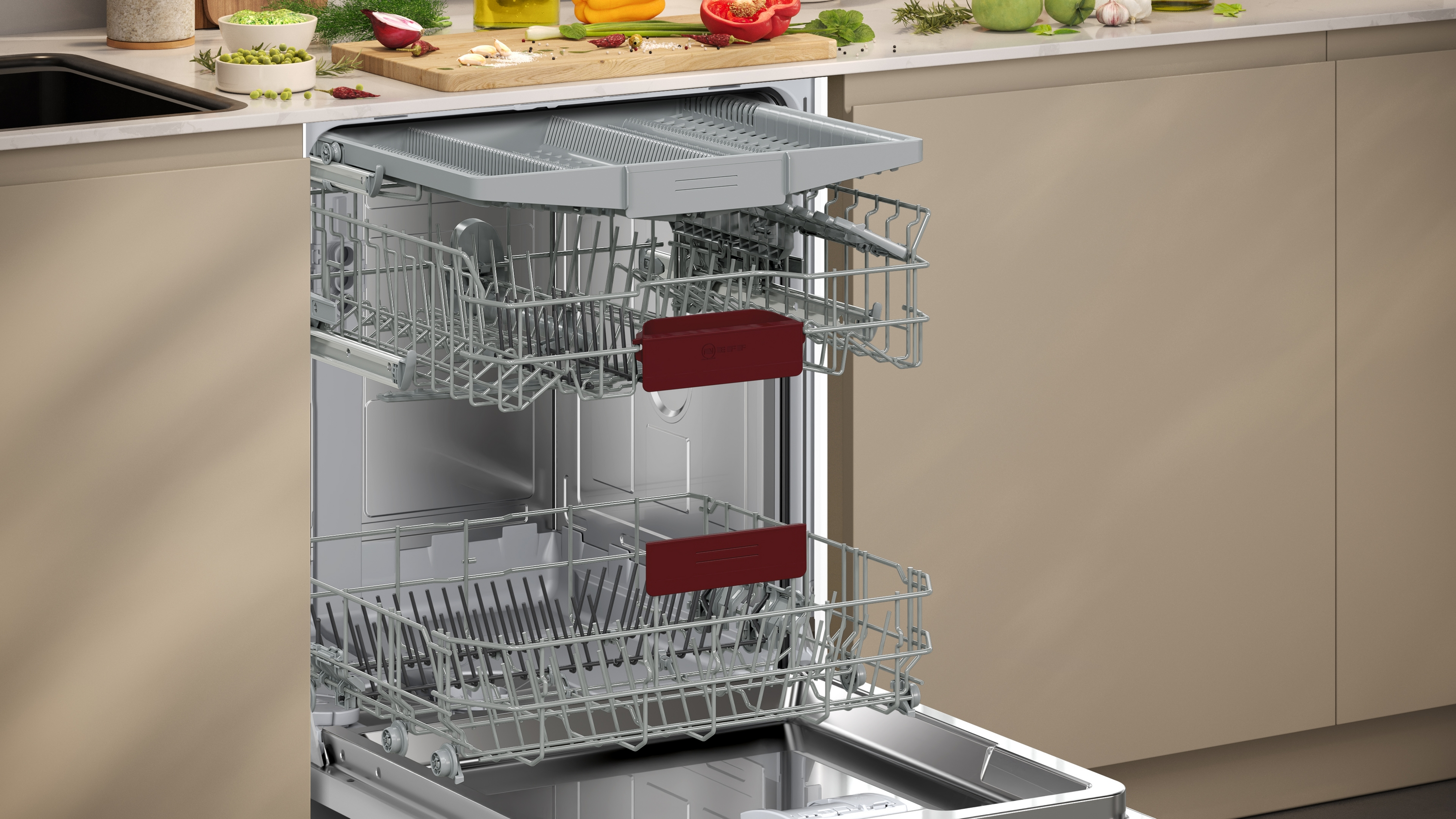 Offene Spülmaschine mit zwei Racks, die den Innenraum zeigen.