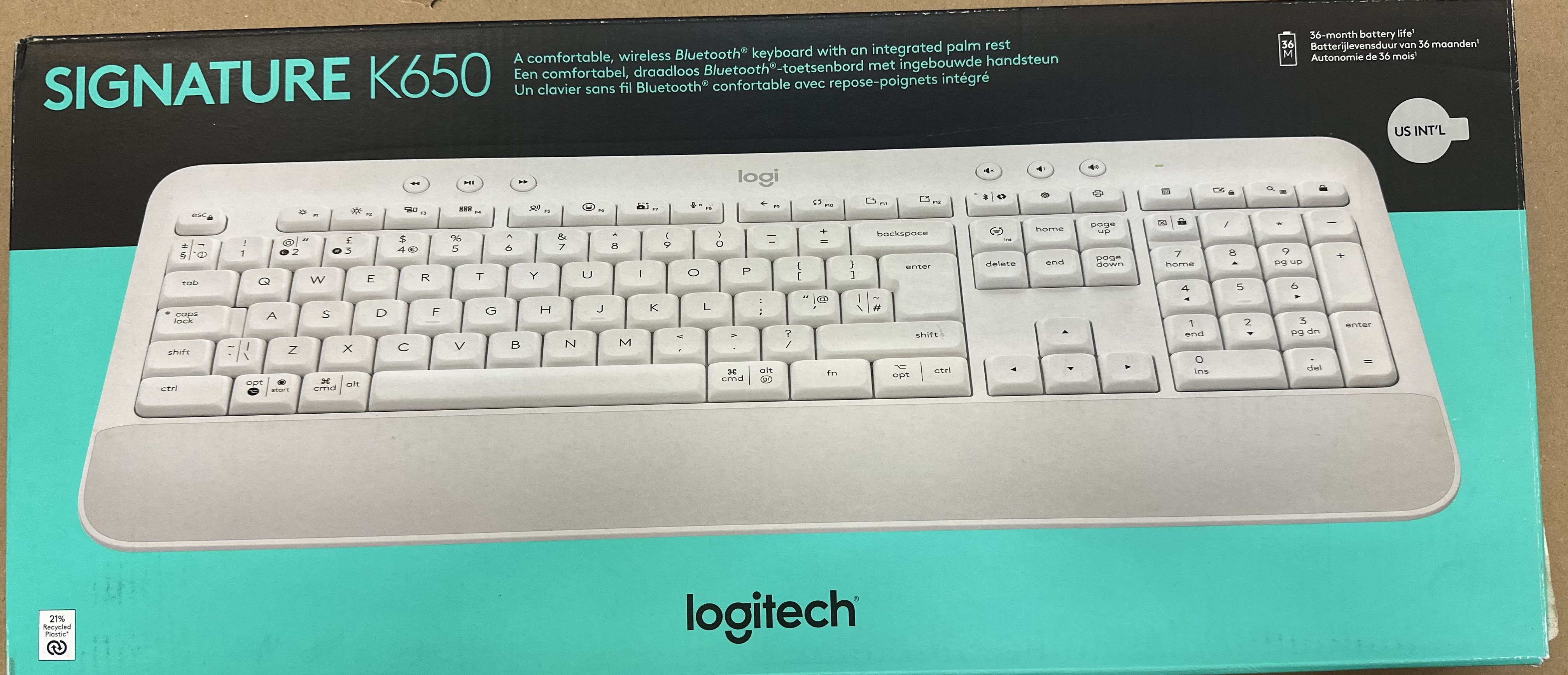Pudełko z białą klawiaturą, tekst: 'Signature K650'.
