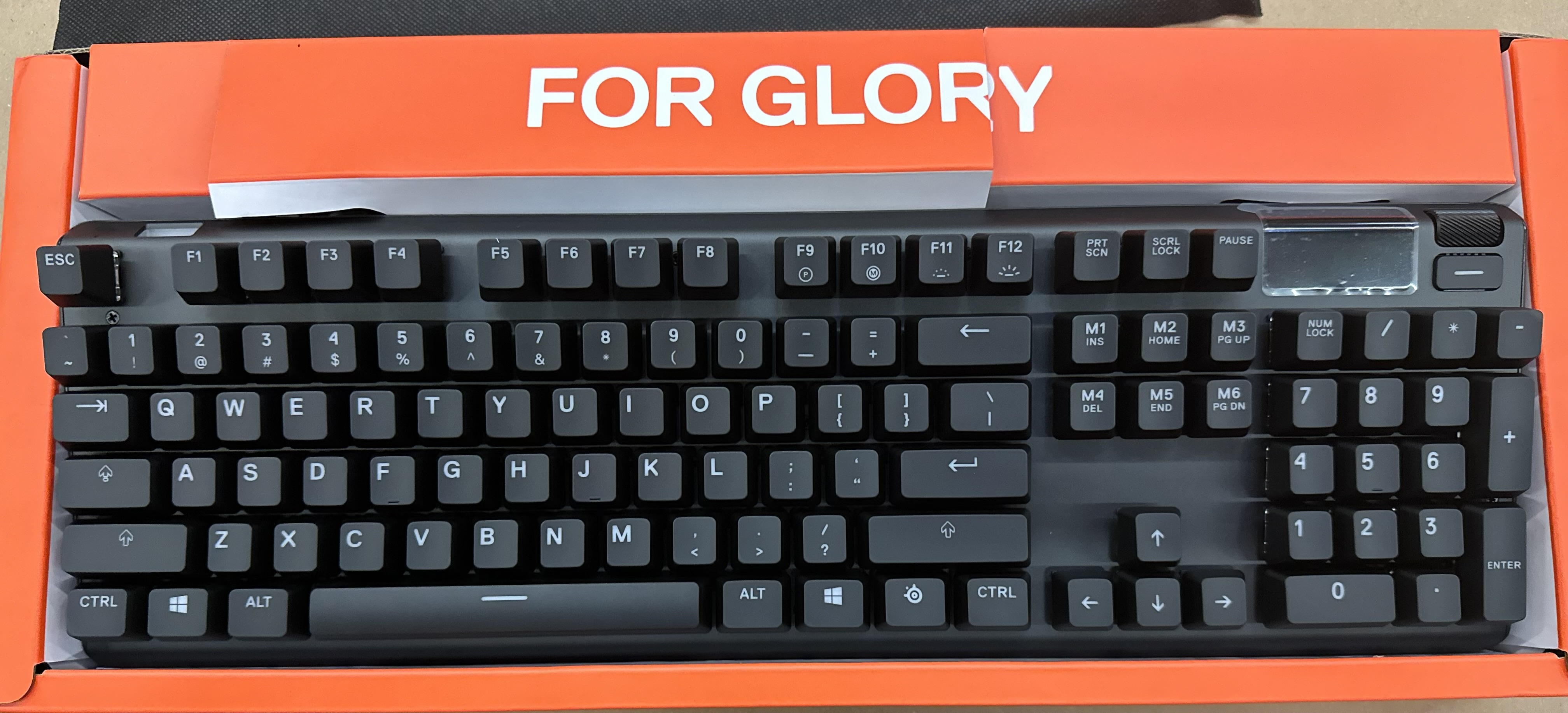 Czarna klawiatura do gier z różnymi klawiszami w pudełku.