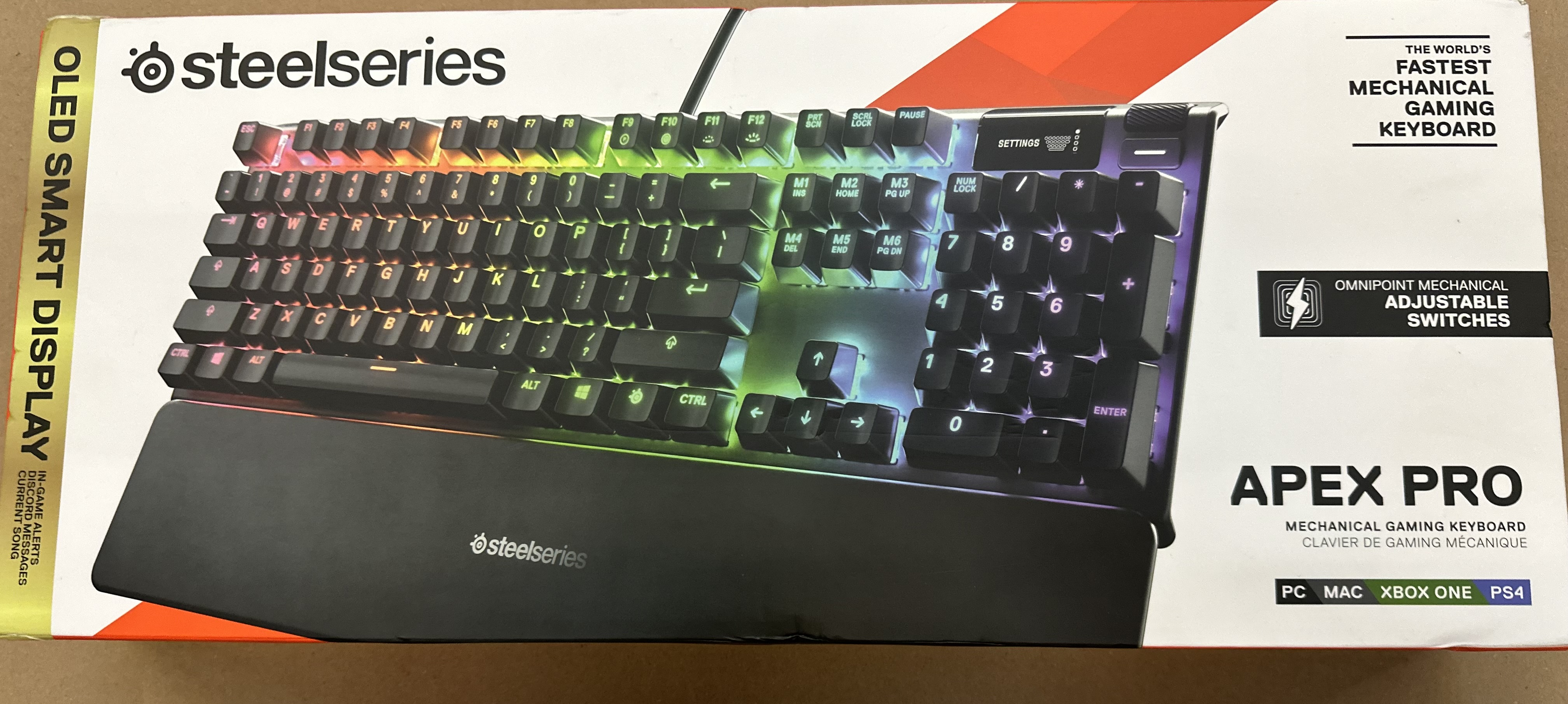 Czarna i kolorowa klawiatura do gier w pudełku.