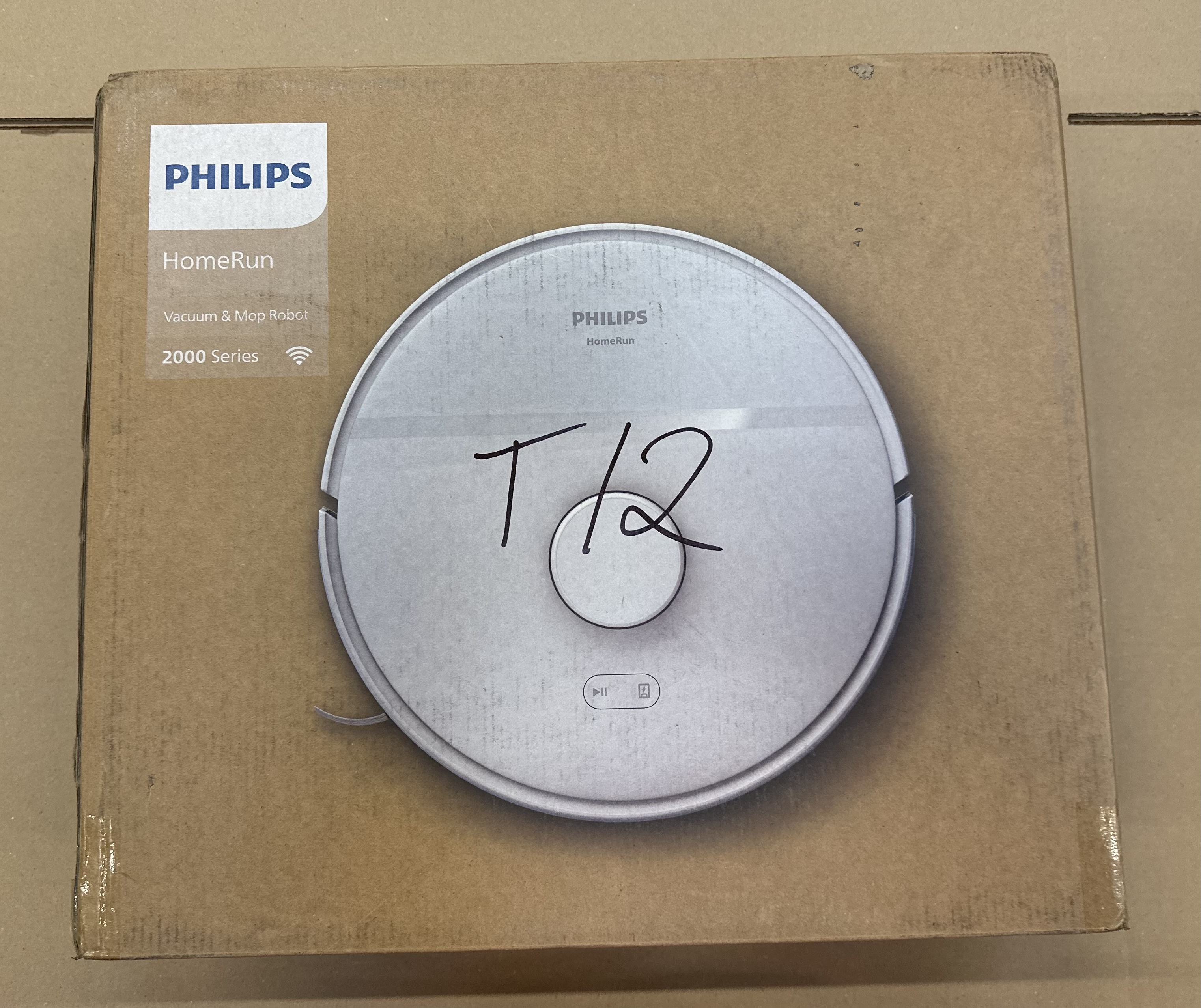 Robot odkurzająco-mopujący Philips HomeRun seria 2000 na kartonie. Napisano "T12".