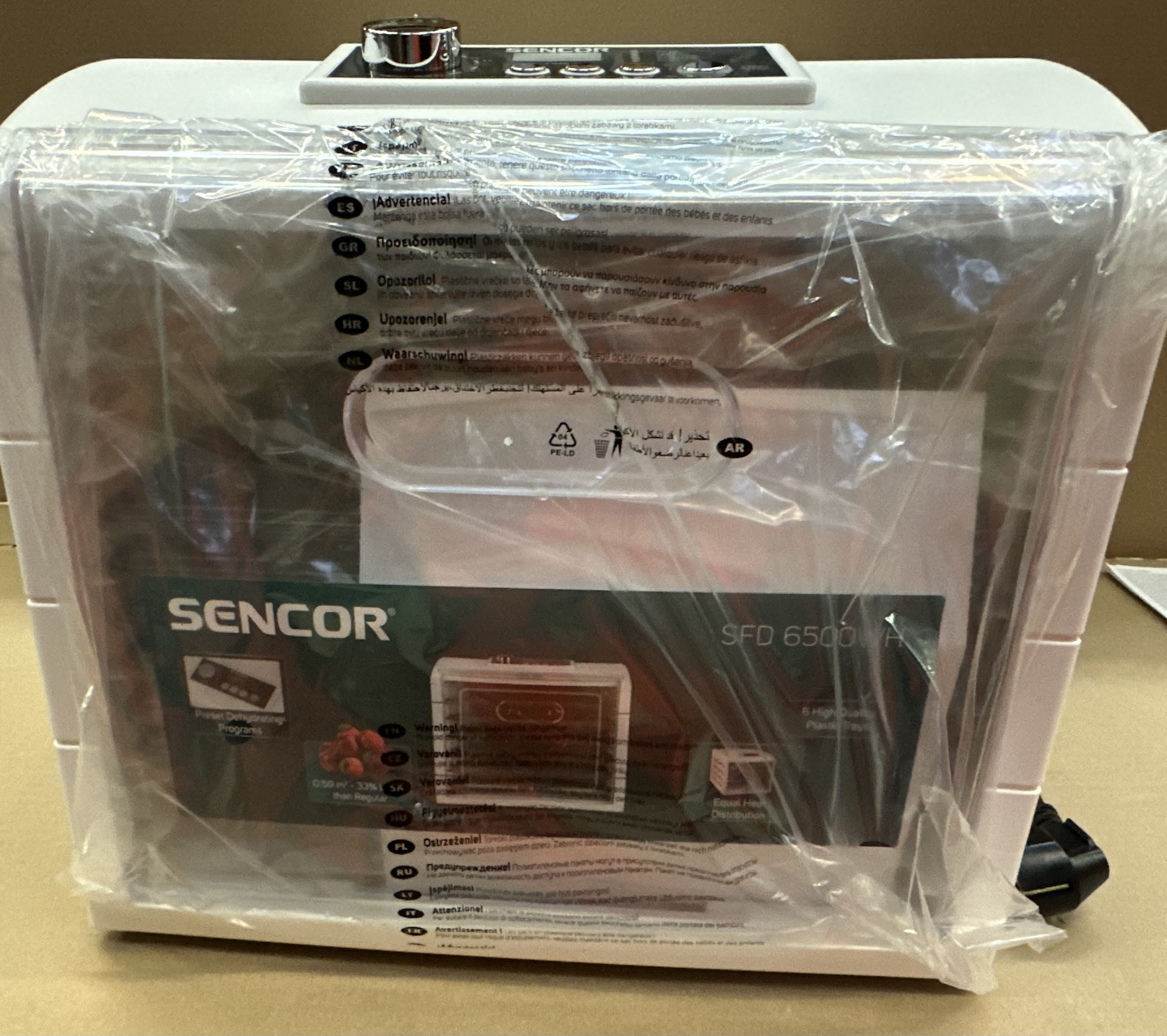 Dehydrator żywności Sencor, zapieczętowany w plastiku. Pokazuje funkcje i specyfikacje.