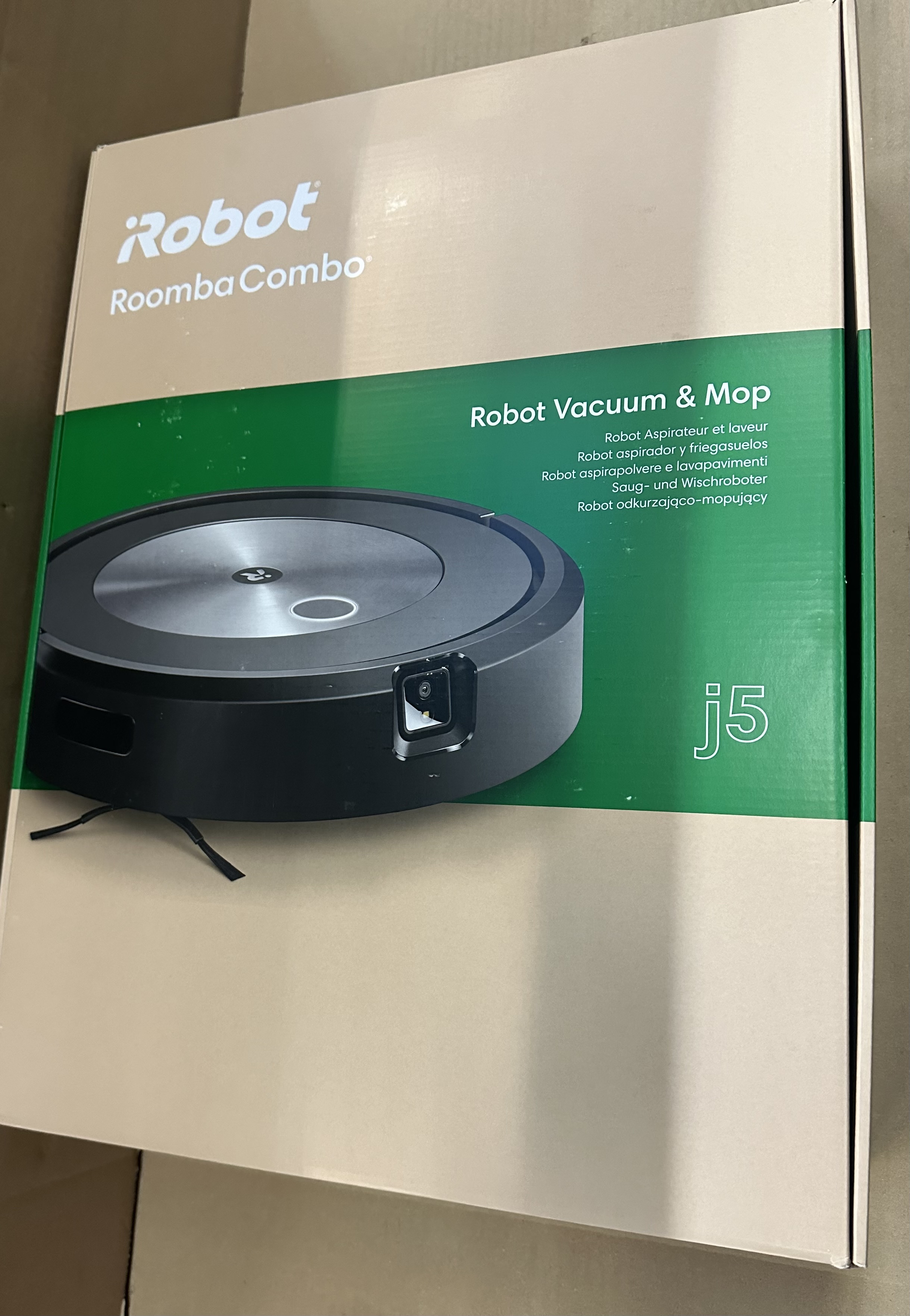 Pudełko do robota odkurzająco-mopującego Roomba Combo j5, ze zdjęciami i tekstem.