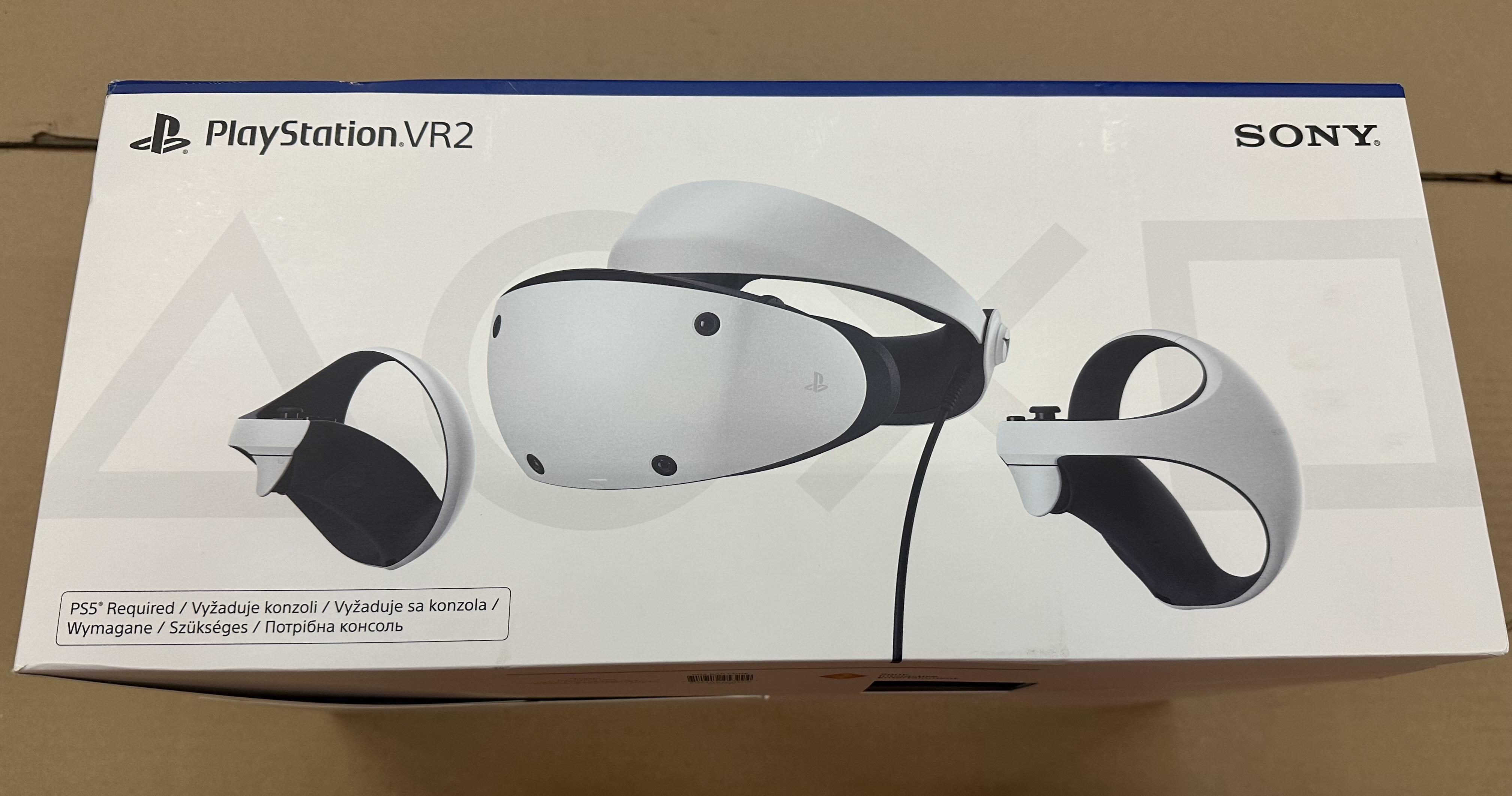 Zestaw PlayStation VR2 na białym pudełku Sony.