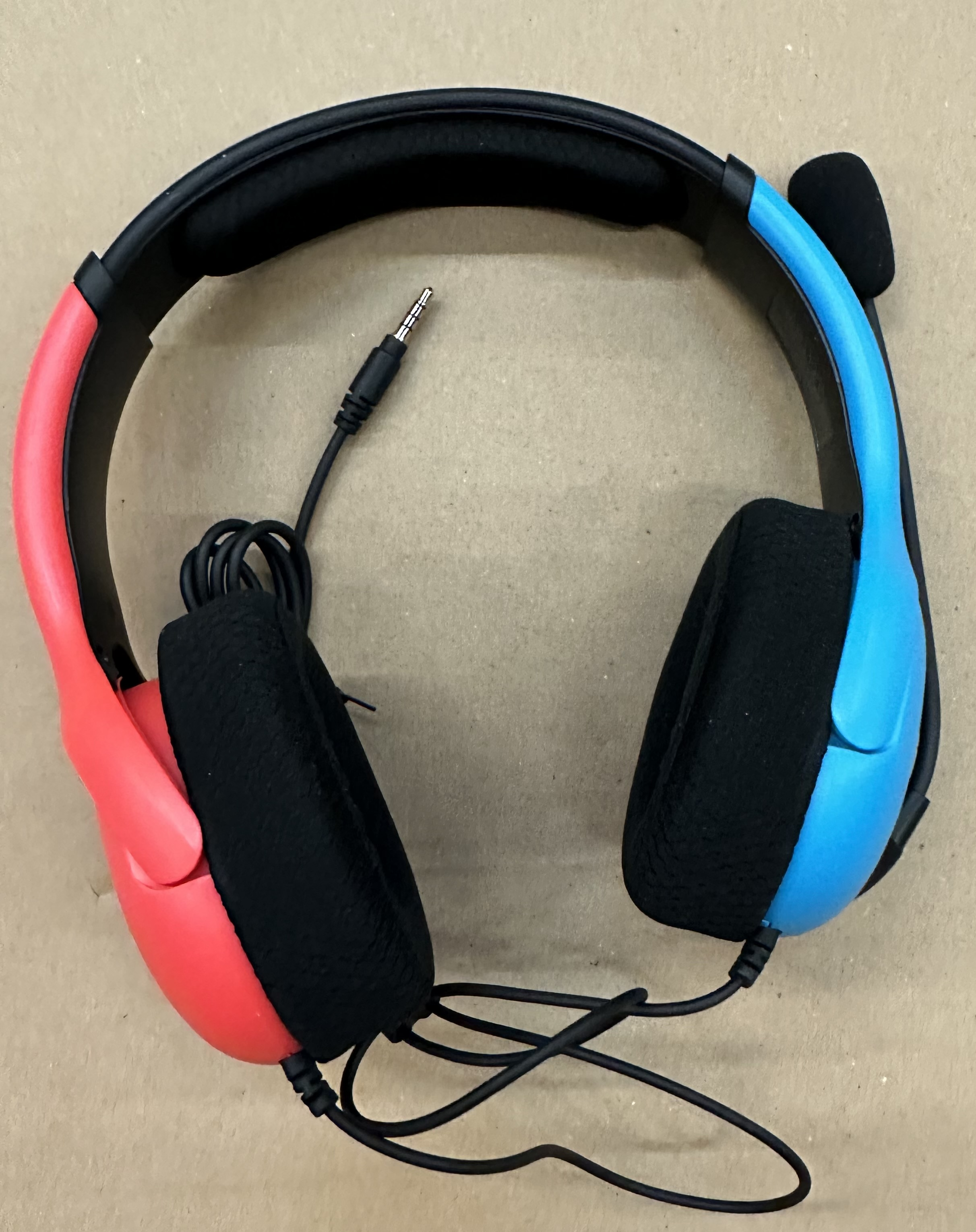 Niebiesko-czerwony przewodowy zestaw słuchawkowy AIRLITE, z czarnymi nausznikami i mikrofonem.