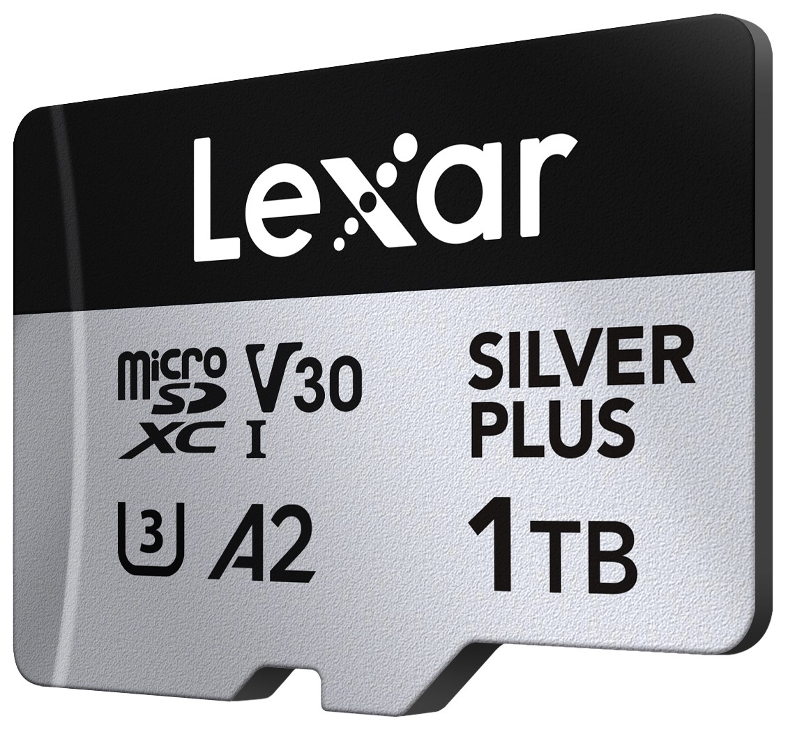 '1TB' etiketli, gümüş ve siyah bir Lexar microSD kartı. Kart, siyah bir adaptörde.