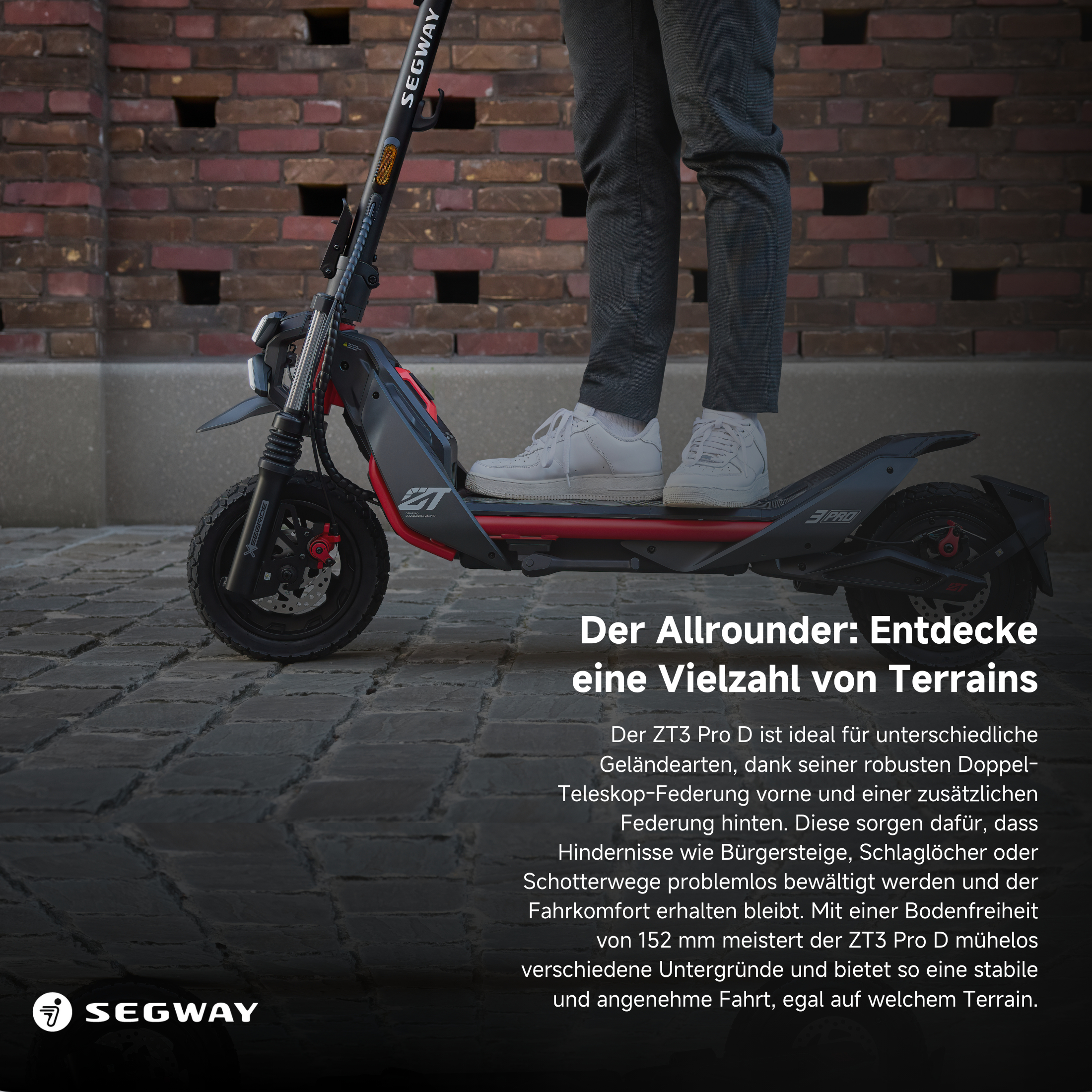 Person fährt einen schwarz-roten Segway-Roller auf einer Ziegelstraße, Text auf Deutsch.