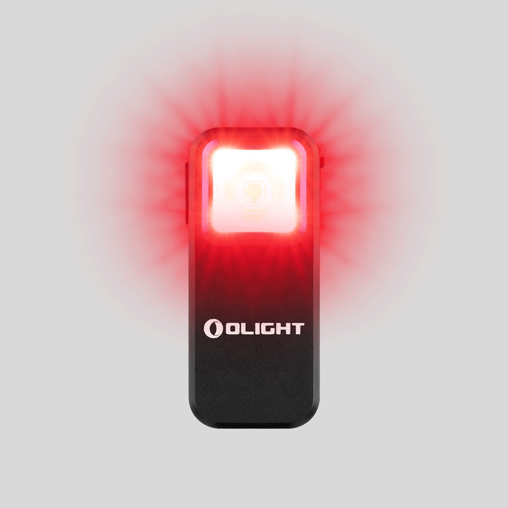 Schwarze Olight-Taschenlampe, die hellrotes Licht aussendet. Weißer Hintergrund.