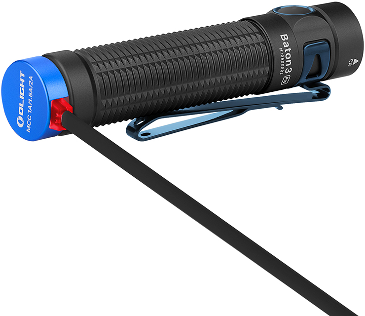 Schwarze und blaue Olight Baton 3 Pro Taschenlampe.