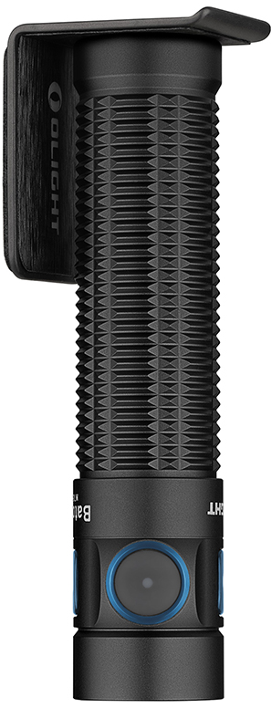 Schwarze Olight Baton 3 Pro Taschenlampe, blauer Knopf und Gürtelclip.