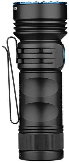 Eine schwarze Taschenlampe mit silbernem Clip, blauen Akzenten und strukturiertem Griff.