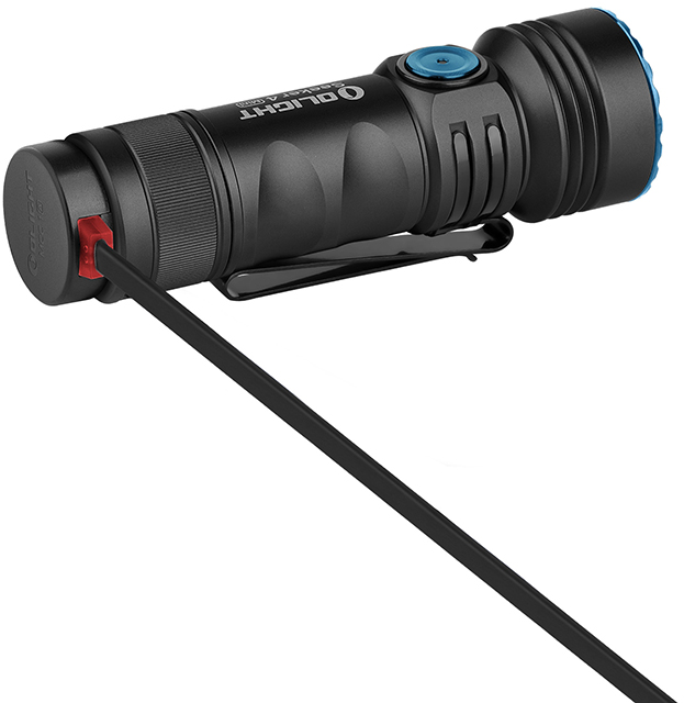 Eine schwarz-blaue Taschenlampe mit angeschlossenem Ladekabel, zum Betrachter geneigt.