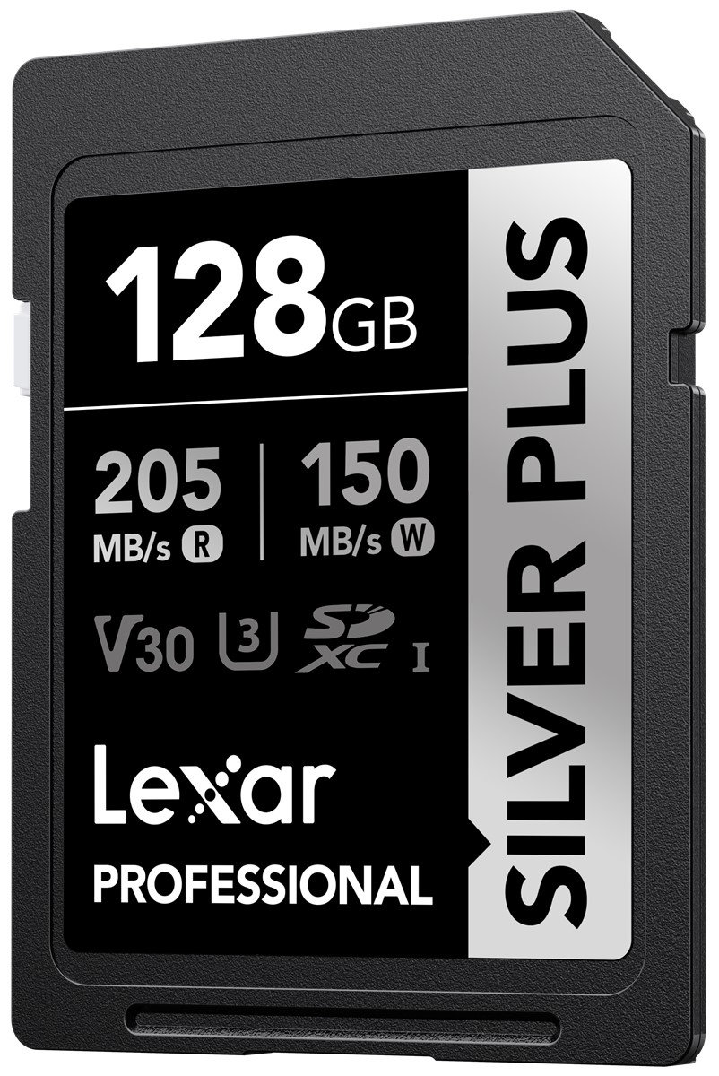 Lexar SD kartı. 128 GB kapasite ve okuma/yazma hızlarını gösteren beyaz metinli siyah kart. Beyaz zemin.
