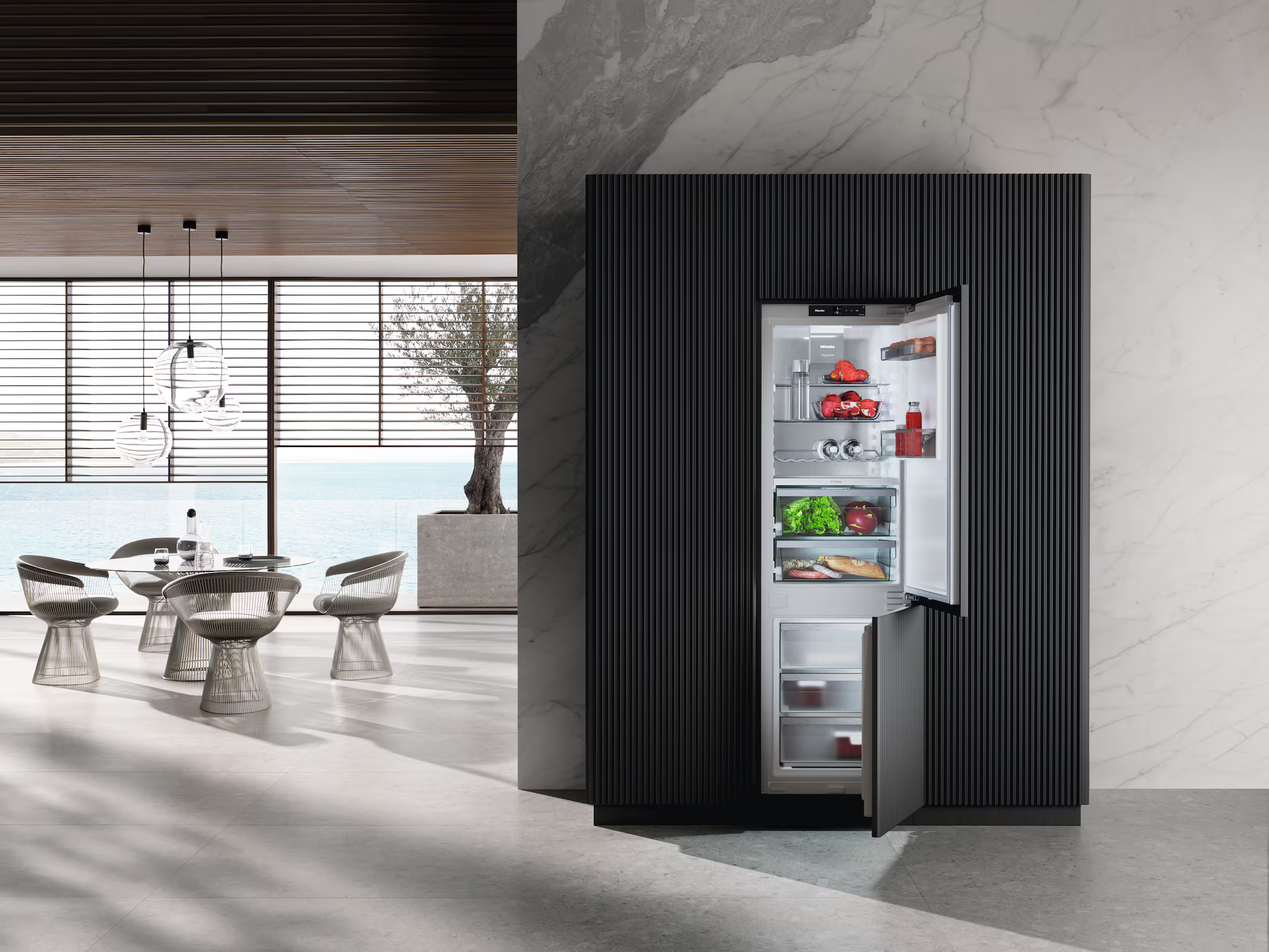 Ein offener Miele-Kühlschrank in einer modernen Küchenumgebung.