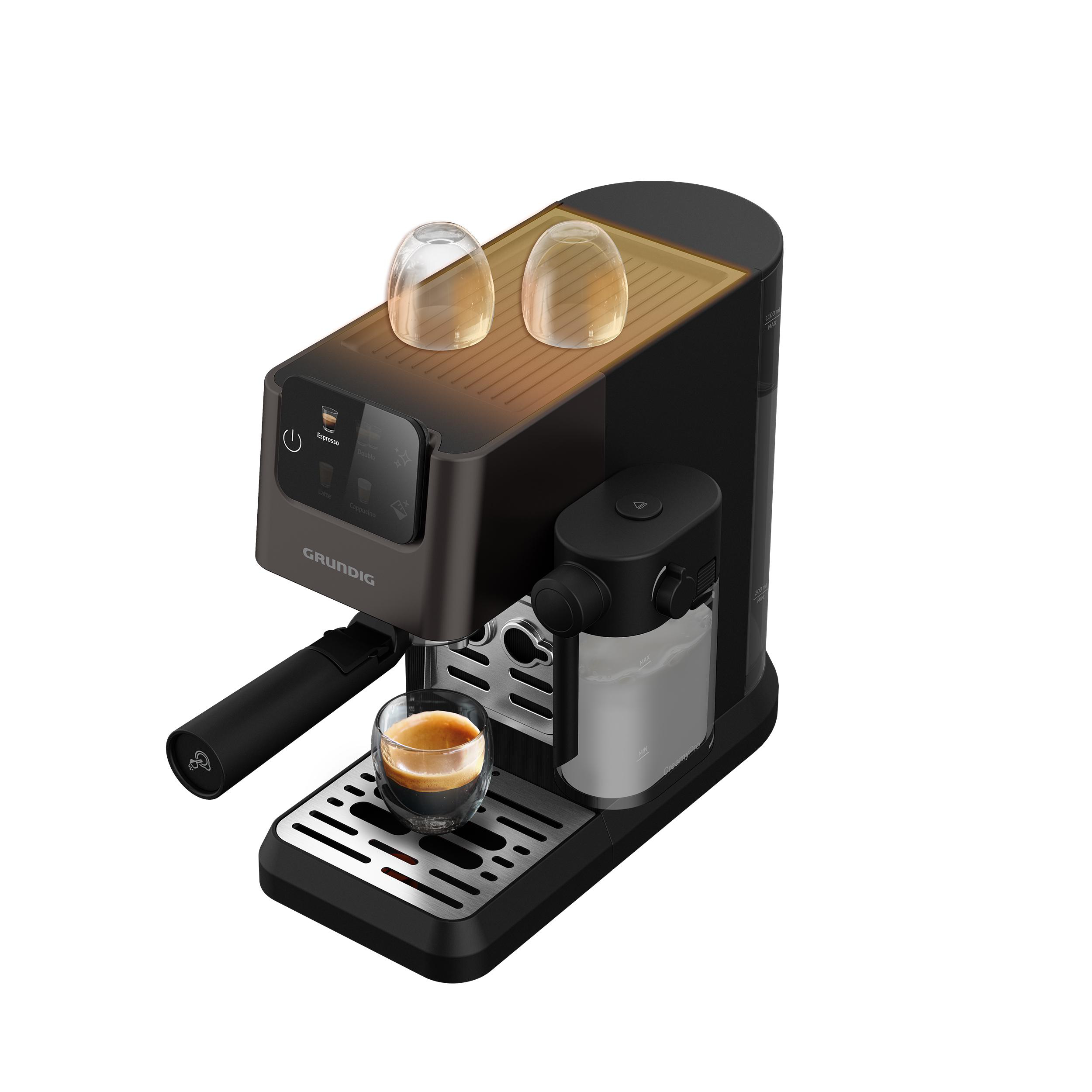 Kaffeemaschine auf weißem Hintergrund, ein Glas mit Kaffee und Schaum und zwei Tassen oben drauf.