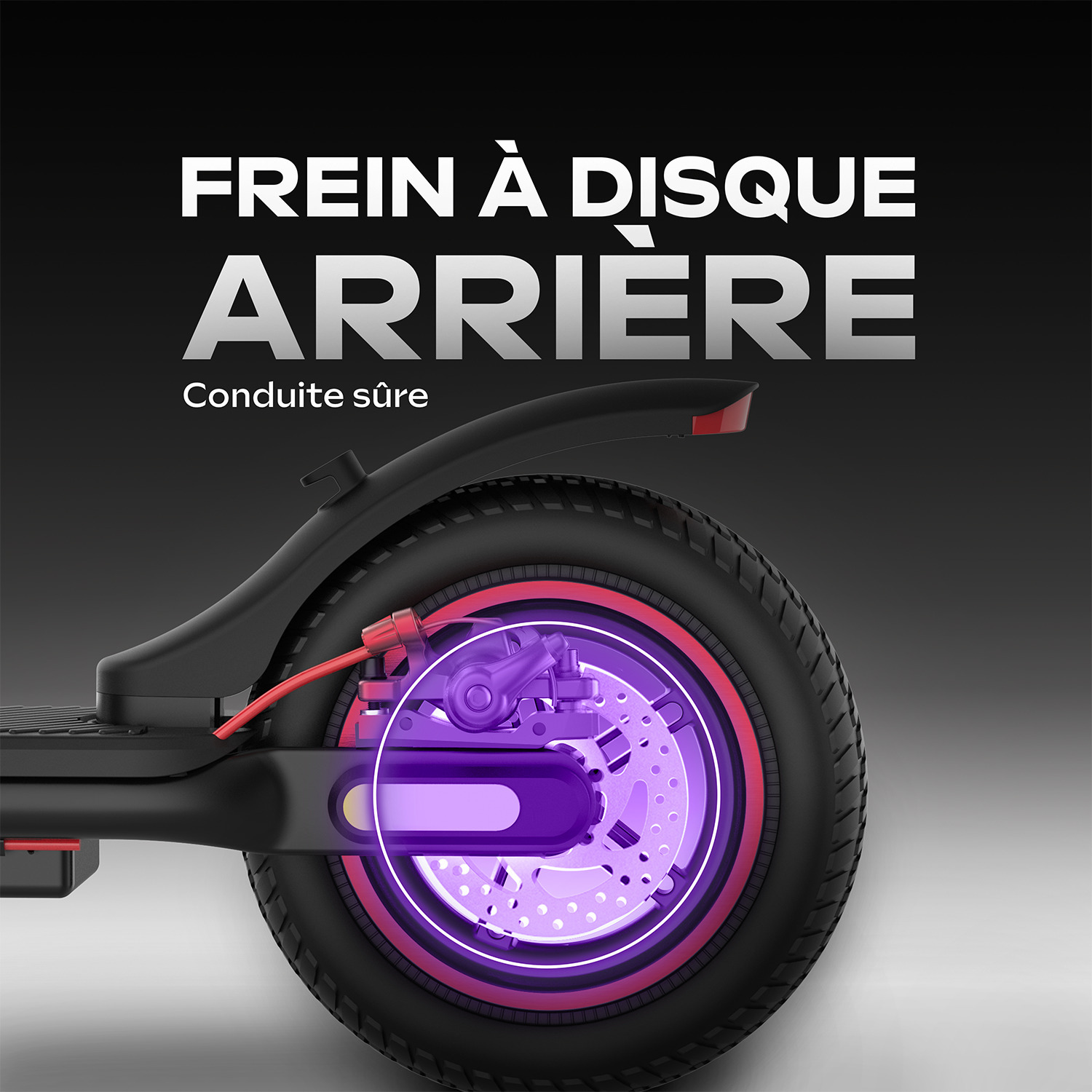Une roue de scooter électrique avec du texte. La roue montre un frein à disque rouge et une lueur violette.