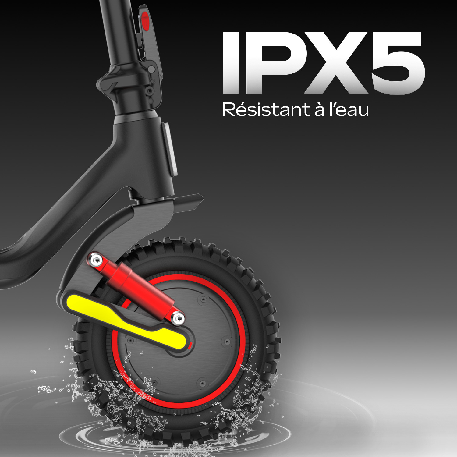 Gros plan sur la roue d'une trottinette, montrant le texte de résistance à l'eau et des éclaboussures.