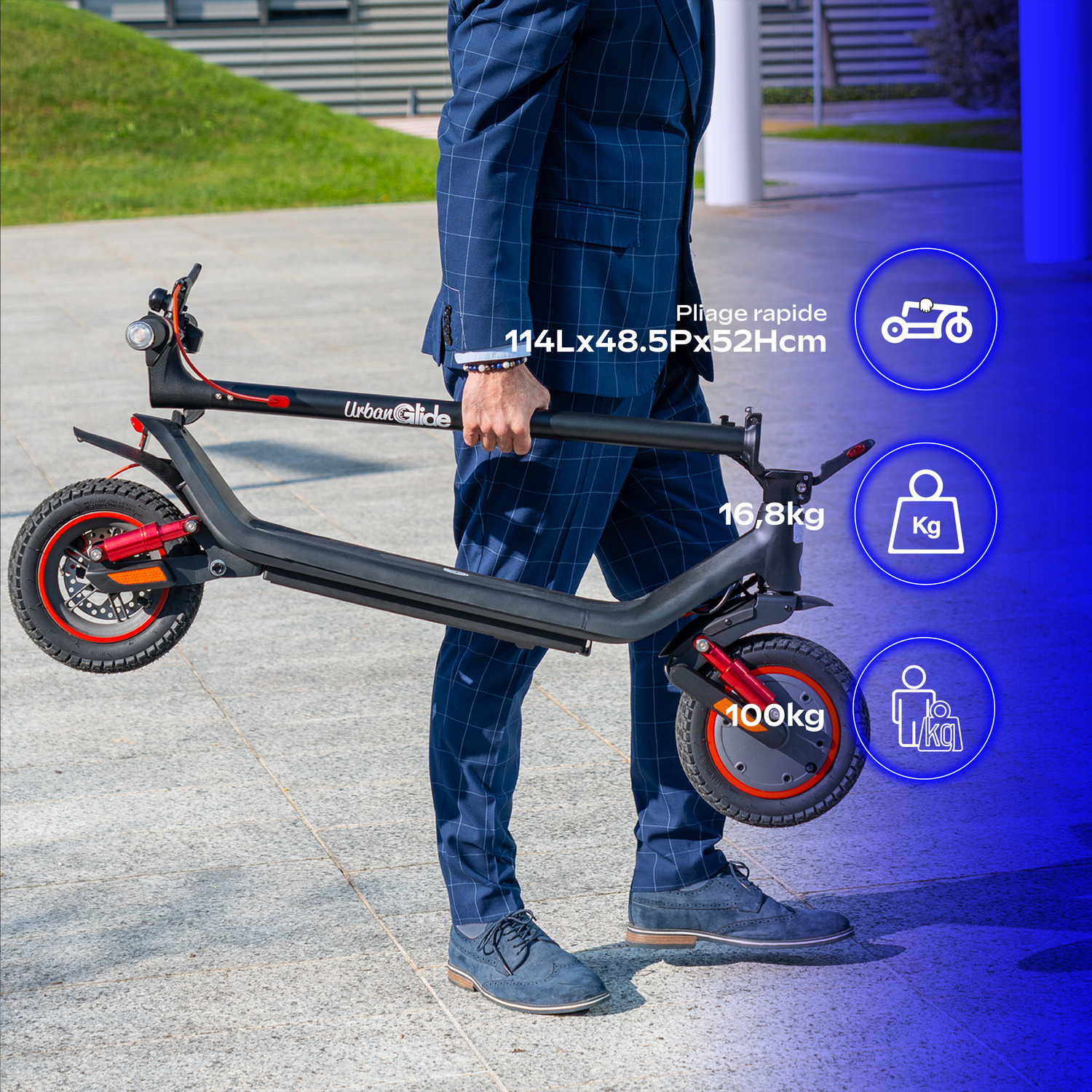 Un homme portant une trottinette UrbanGlide noire pliée, mesurant ses dimensions.