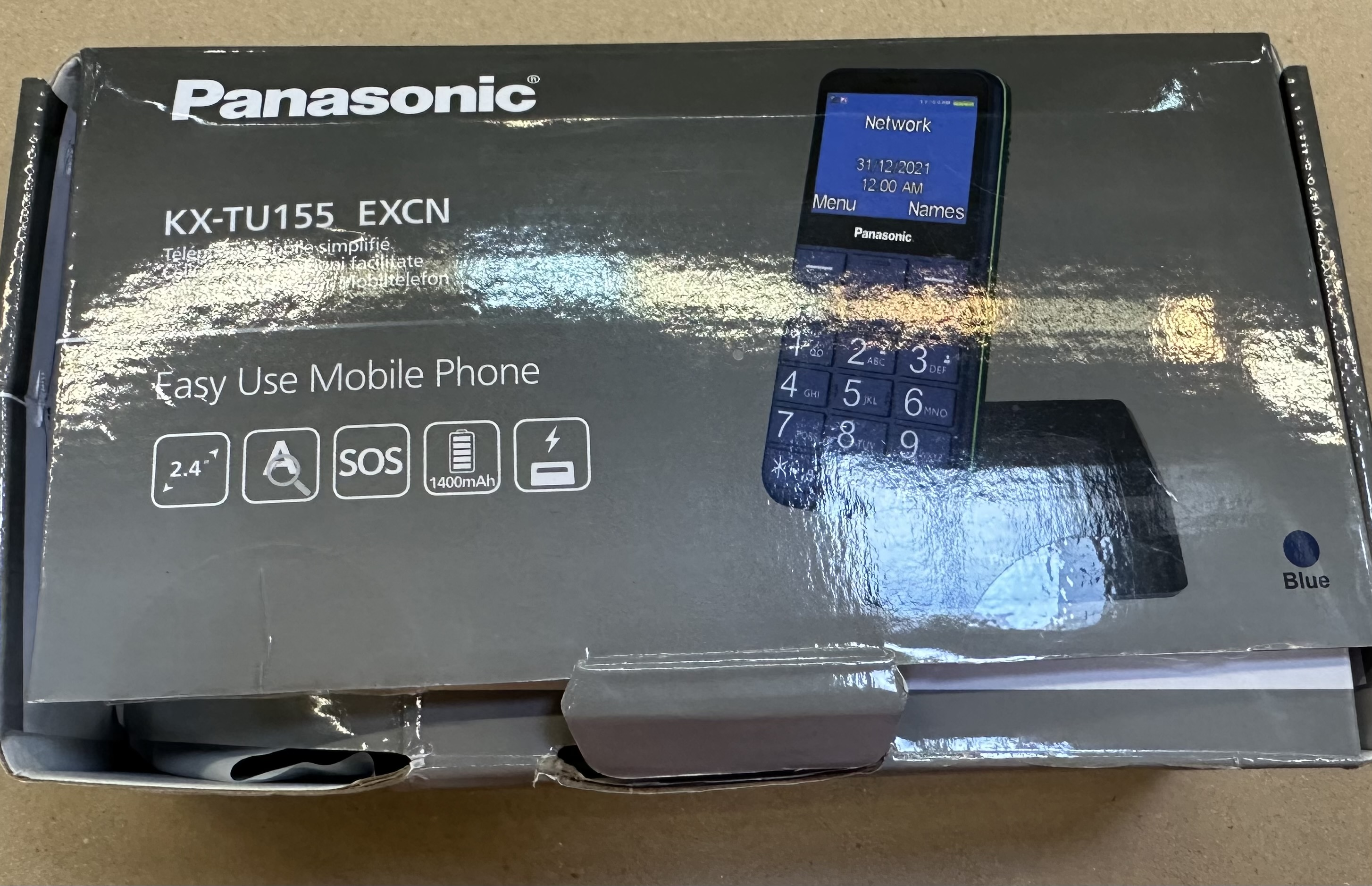 Pudełko telefonu Panasonic, obraz telefonu i funkcje wyświetlane na pudełku. Niebieski kolor.