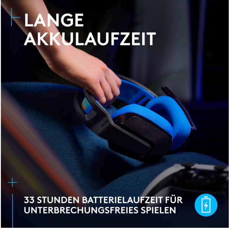 Hand hält blau-schwarzes Headset auf Sofa. Text: 'LANGE AKKULAUFZEIT' und '33 STUNDEN BATTERIELAUFZEIT'.