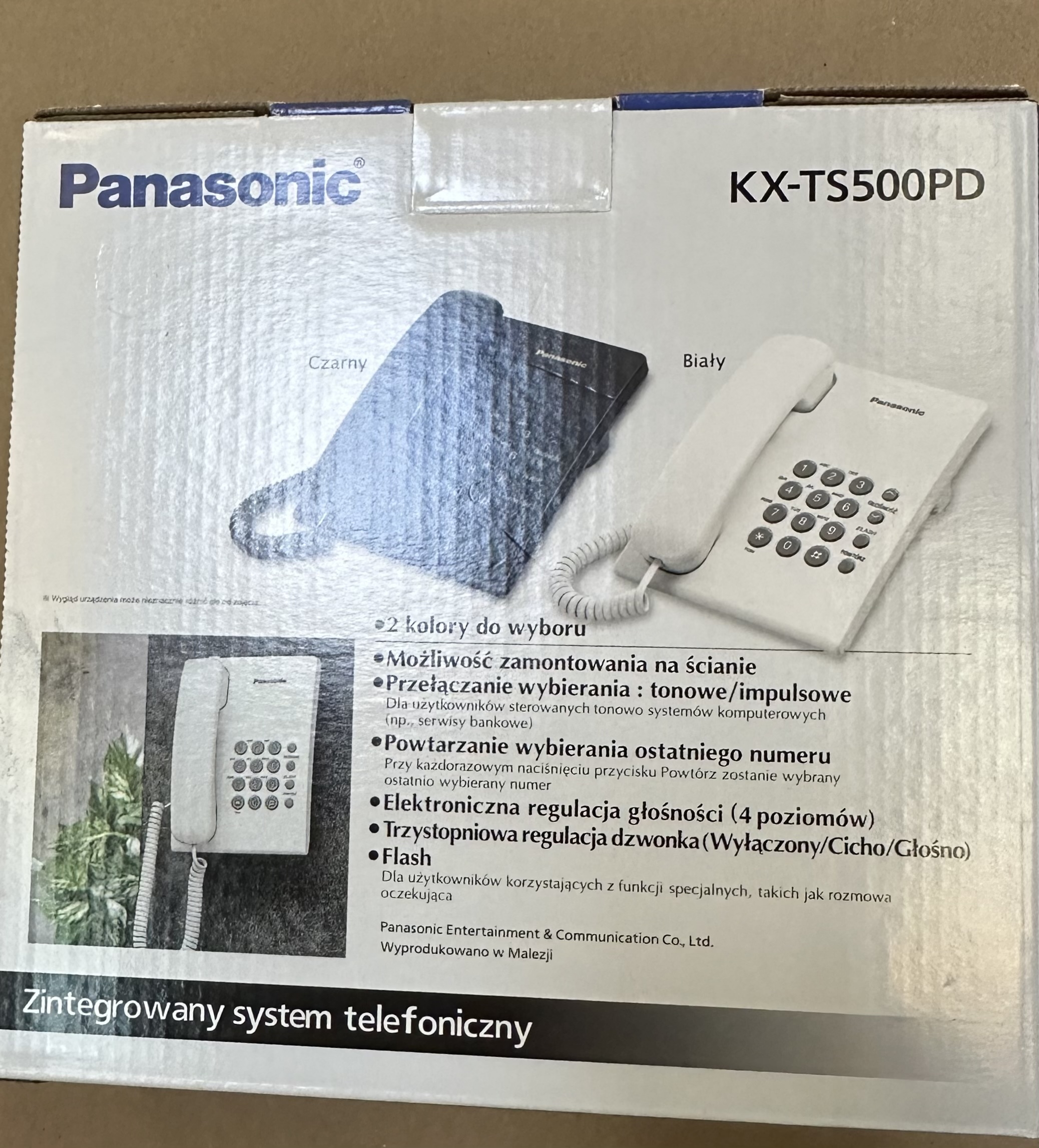 Pudełko telefonu Panasonic, ze zdjęciami białych i czarnych telefonów. Tekst w języku polskim. Wymienione są funkcje.