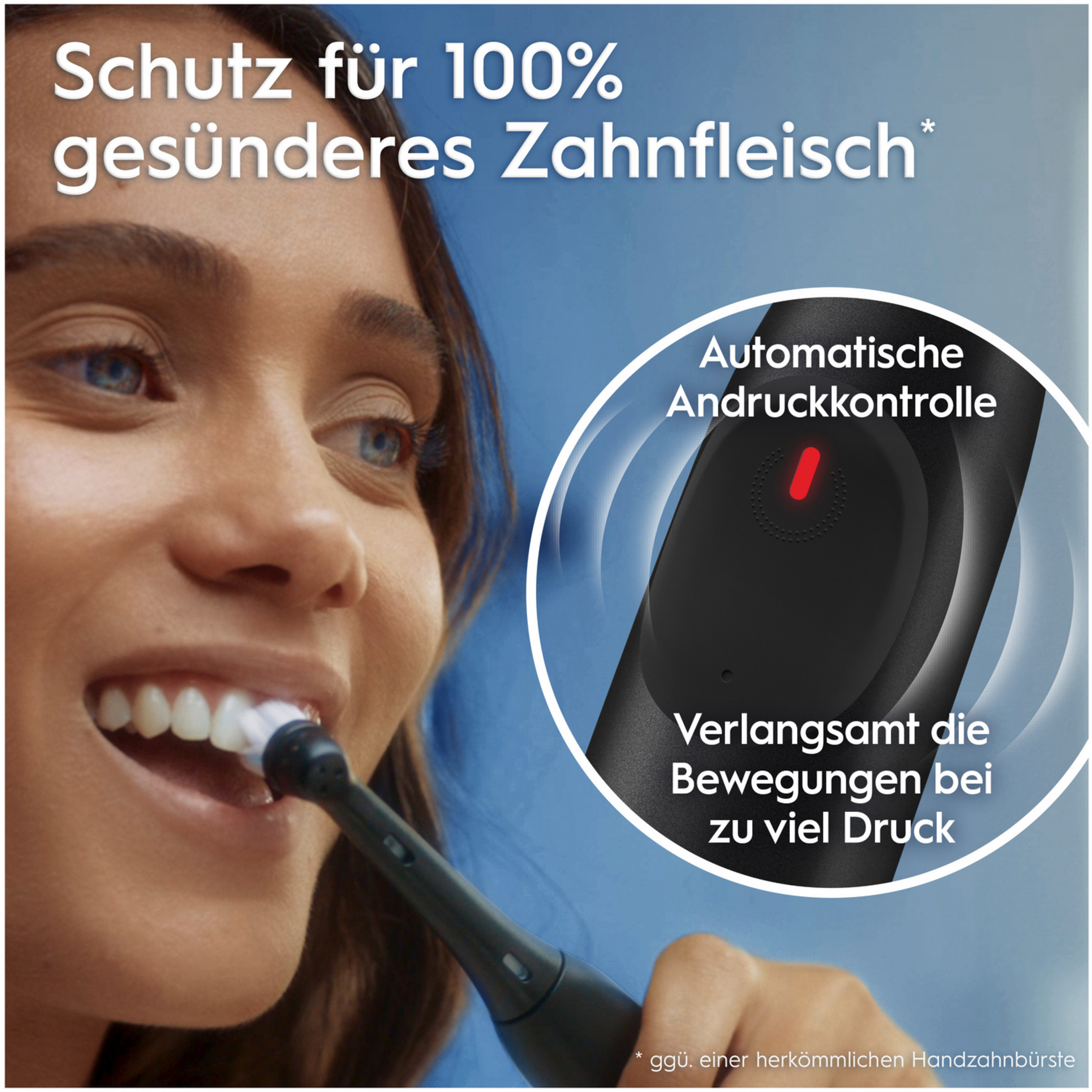 Eine Frau putzt sich mit einer schwarzen elektrischen Zahnbürste die Zähne.