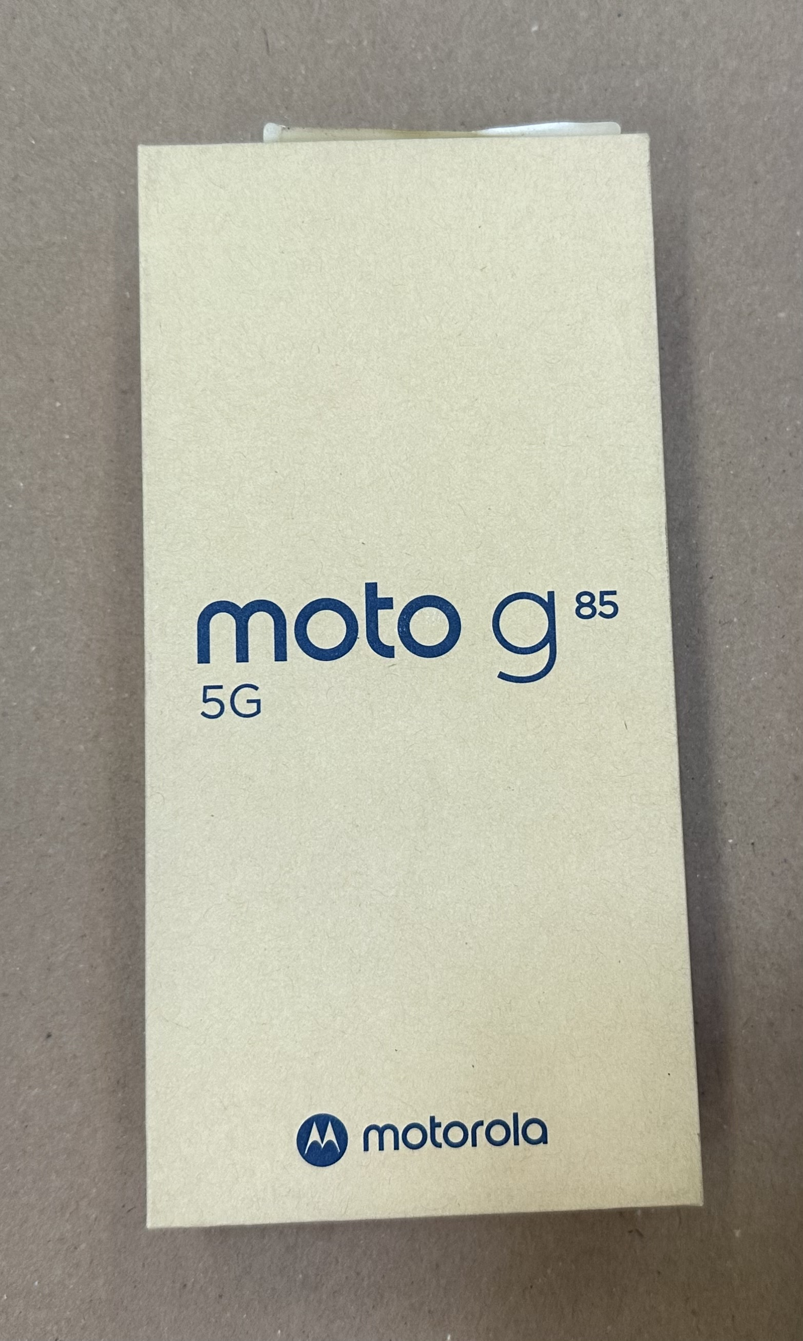 Brązowe pudełko z logo Motorola i napisem Moto G 85 5G.